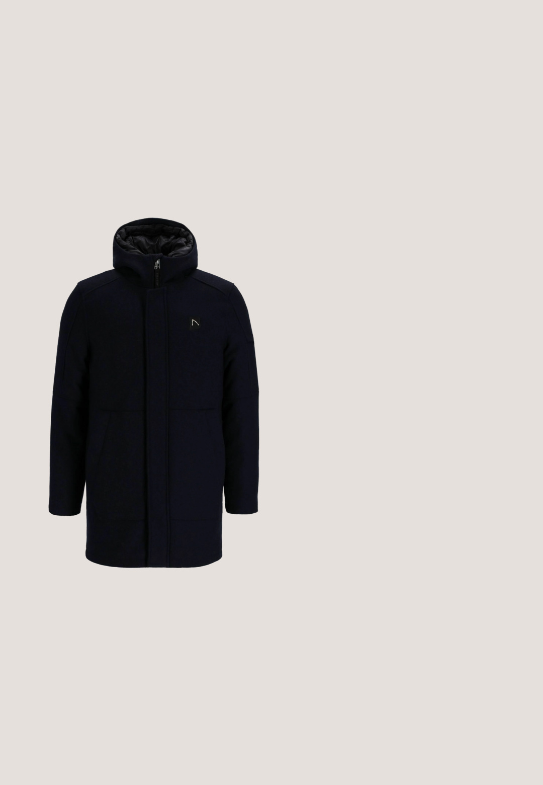 Marineblå lang frakke med høj krave, der har lynlås foran, to forlommer og en struktureret stof. Accentlogo på venstre bryst.; Mørkeblå strikket sweater med høj krave og tre-knap lukning, prydet med teksturerede kabelmønstre og ribbede ærmer.; Marineblå t-shirt med kortærmede og rund hals, ensfarvet design, vist fladt på en hvid baggrund.; Mørkeblå slim-fit denimjeans med frontknap, lommer, bæltestropper og subtile falmningdetaljer på benene.; Mustang Vinterstøvler - cognac; Marineblå duffeltaske med brun læderbund og håndtag, lynlåslukning øverst og justerbar skulderrem, med lille rektangulært logo.