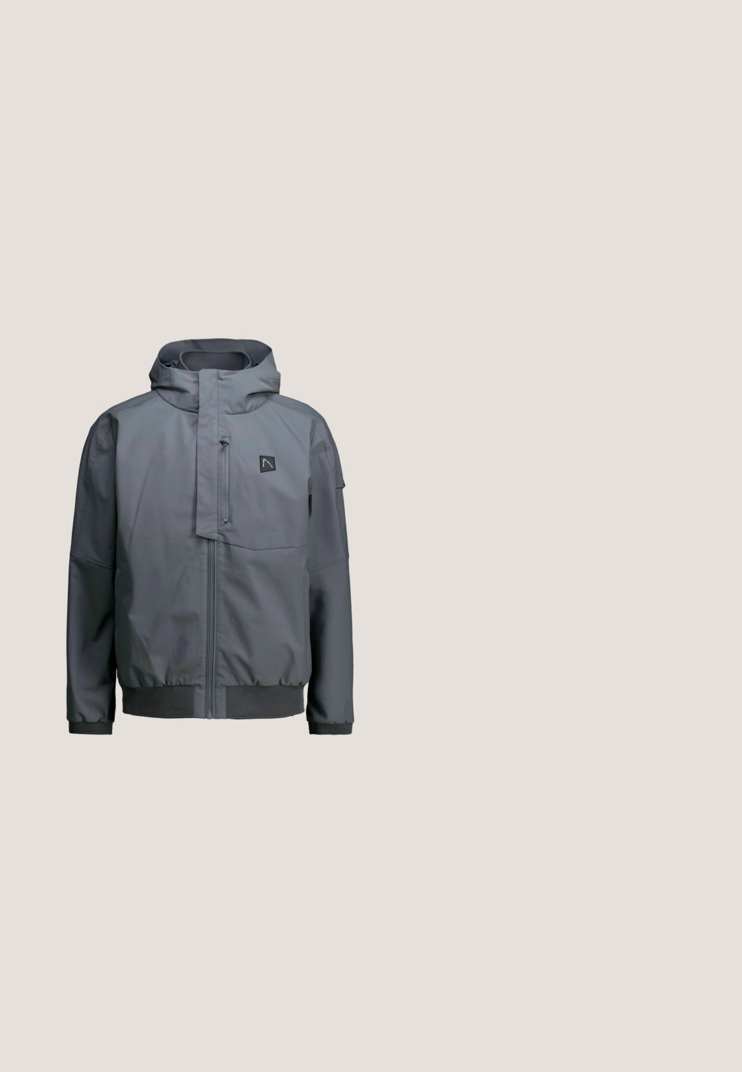 Grijze capuchonjas met ritssluiting aan de voorkant, borstzak met rits en elastische manchetten en zoom, ontworpen voor koud weer.; Lichtgrijze hoodie gemaakt van zachte stof, voorzien van een voorzak en het woord "PEGAOOR" in het wit geborduurd op de borst.; Lichtbeige katoenen T-shirt met korte mouwen, een ronde hals en een losse pasvorm. De stof oogt glad zonder zichtbare patronen of accenten.; Beige joggingbroek gemaakt van zacht materiaal, met een trekkoord in de taille, elastische cuffs en een klein logo aan de zijkant.; Lichtgrijze en witte sportieve sneaker met mesh- en suède bovenwerk, dikke gevoerde zool, veters en trekhaakjes op de tong en hiel.; Beige Calvin Klein crossbodytas met zwarte rits, voorvak en logo-patch op een effen lichte achtergrond.
