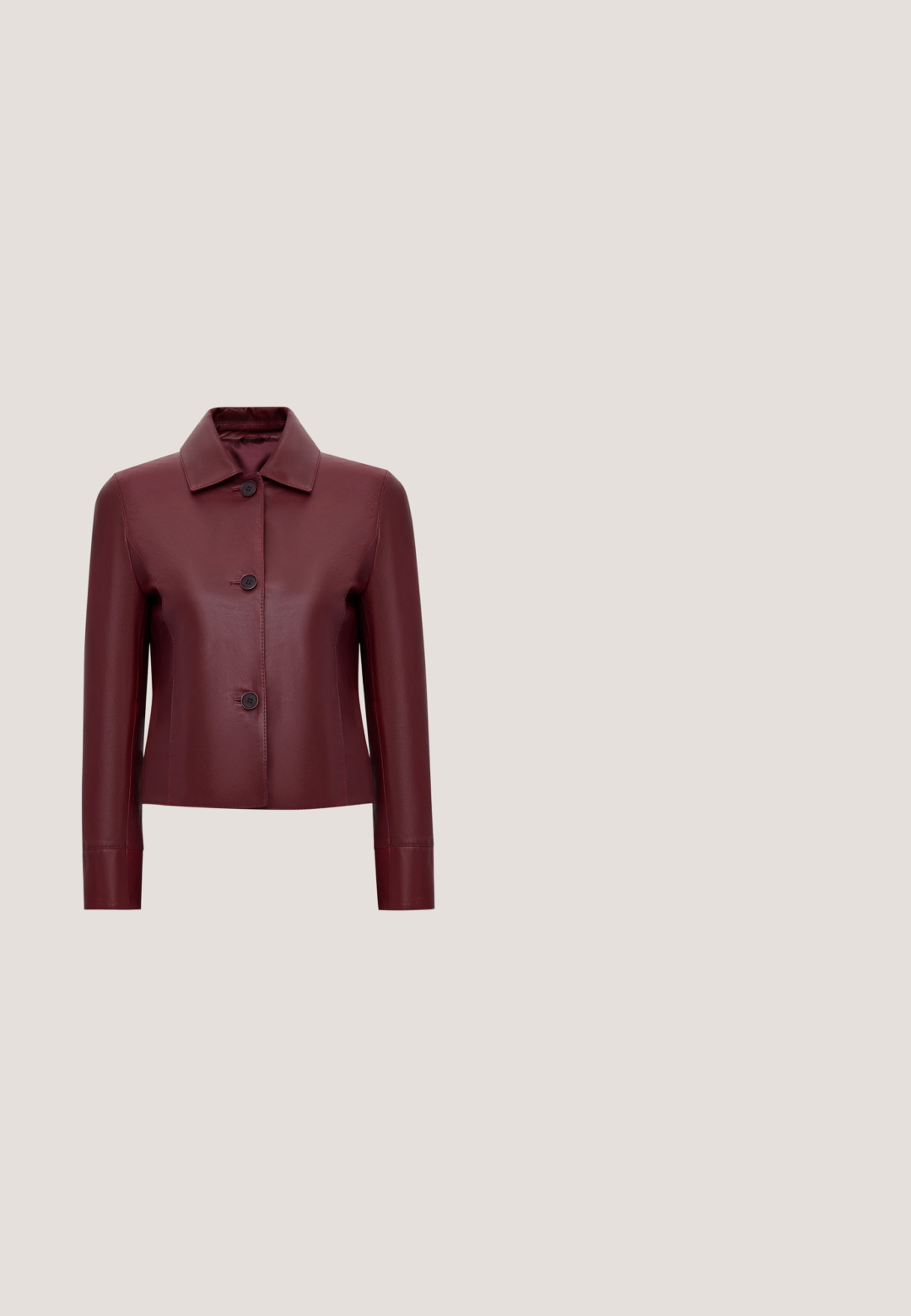 Bordeauxrode leren jas met een kraag, drieknoopssluiting aan de voorkant en lange mouwen. Strak ontwerp met een gladde textuur en een nauwsluitende pasvorm.; Mouwloze paarse maxijurk met donkere bloemenpatronen en geplooide stofdetails, plat uitgestald op een witte achtergrond.; Glanzende donkere bordeauxrode pumps met spitse neus en hoge hak, met een smalle naaldhak, in profiel weergegeven op een witte achtergrond.; Donkerrode cat-eye zonnebril met getinte glazen en een dunne gouden brug, liggend op een wit oppervlak.; Donker bordeauxrode leren handtas met een gouden hoefijzervormige sluiting en dubbele gouden kettingbanden tegen een effen witte achtergrond.; Delicate gouden schakelarmband met ronde en hartvormige rode edelstenen, voorzien van een springring sluiting, op een witte achtergrond.