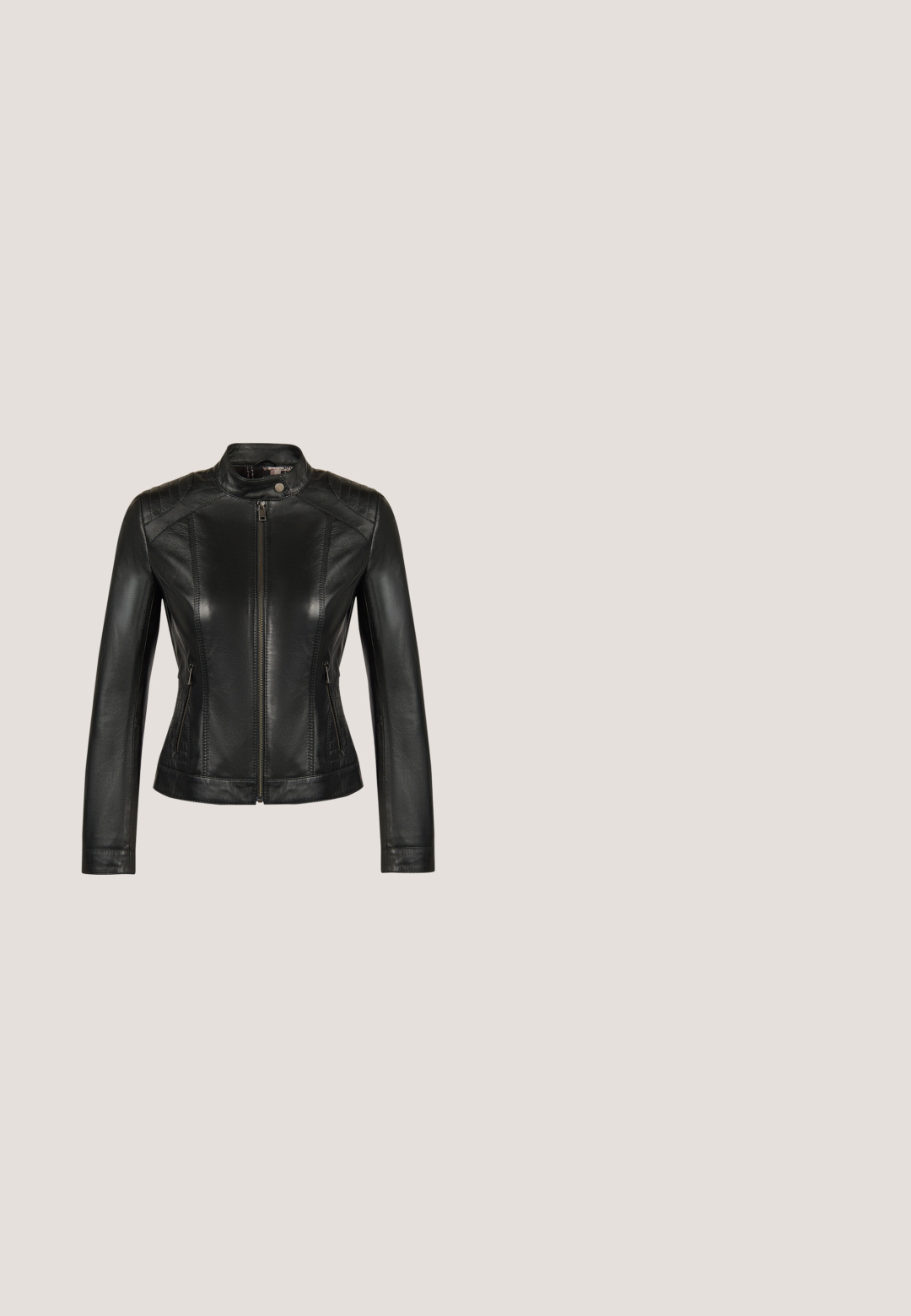 Veste en cuir noire ajustée avec fermeture éclair à l'avant, col montant avec bouton-pression et poches latérales zippées, présentée sur fond blanc uni.; Gilet en tricot rose vif avec de longues manches texturées et une ceinture à nouer. Présente un col rond et un design à l'avant ouvert.; T-shirt noir raccourci en mélange de coton. Présente des manches courtes et un col rond avec une texture lisse et sans motifs ni accents visibles.; Jean en denim gris à taille haute, jambes larges, fermeture éclair et boutonnée à l'avant, avec un design à cinq poches.; Bottes noires en cuir jusqu'à la cheville avec un bout carré, dotées d'une large sangle et d'un détail de boucle en métal. Les bottes ont une semelle épaisse et une texture lisse.; Sac à main en cuir noir avec une forme triangulaire, doté d'une fermeture éclair en métal argenté, de coutures blanches et d'un logo "KARL LAGERFELD JEANS" à l'avant.