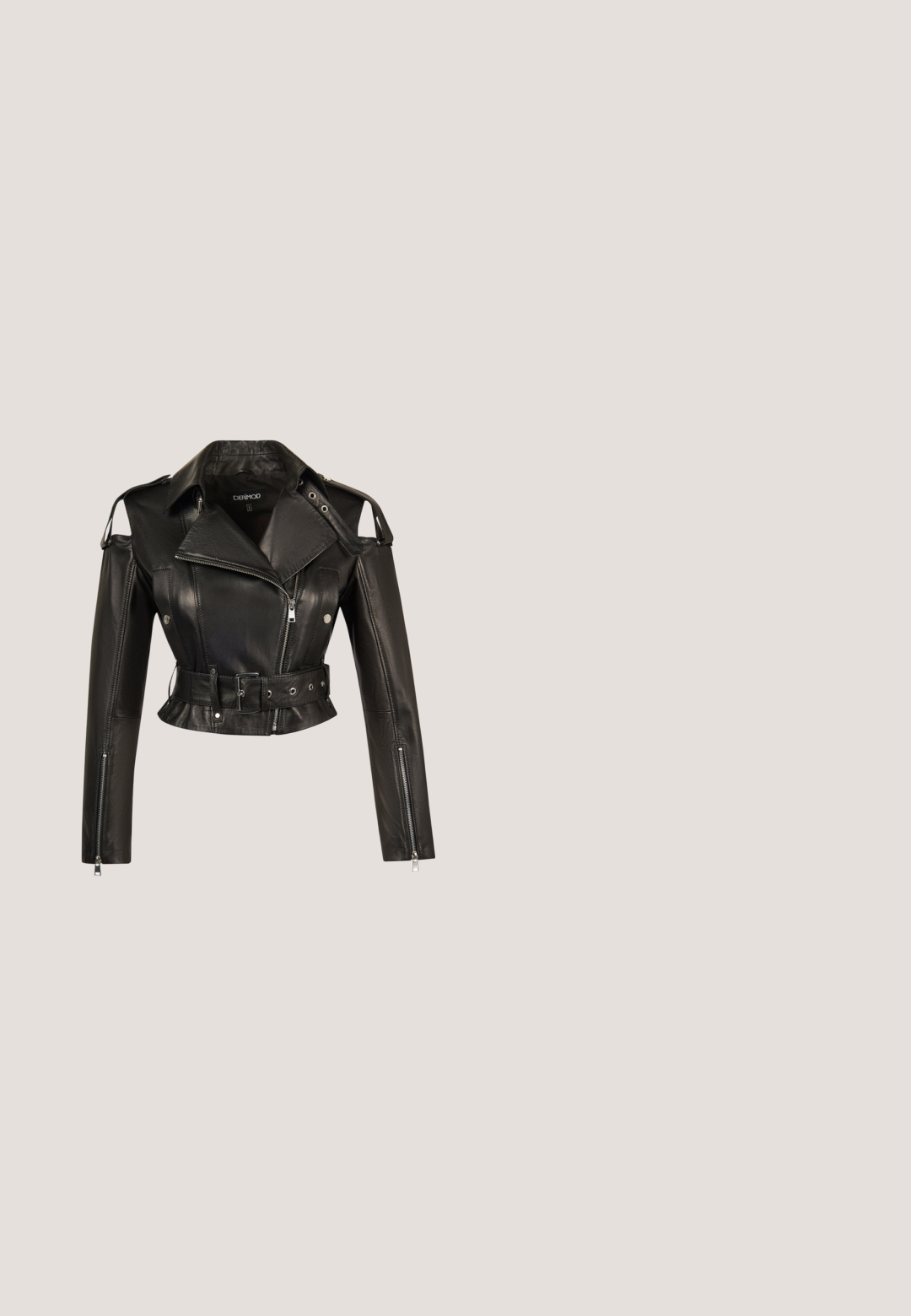 Sort cropped læderjakke med udskårne skuldre, sølv lynlåse på ærmerne, foran lynlås, trykknapper og bælte i taljen.; Sorte faux læder cropped top med sammensat tekstur og en struktureret form, der har en glat overflade og minimale sydetaljer.; Sorte leggings i imiteret læder med elastisk talje, tætsiddende silhuet, glat tekstur og sømdetaljer, der løber ned foran.; Sorte patentlæder ankelstøvler med spids tå og firkantet hæl. Har en guld logo-plade og en glat, blank finish.; Sort patentlæder håndtaske med en guldkæde-strop, rektangulær form, med en frontklaplukning og et metallisk logo-accent.; Guldhalskæde med aflange ovale led og lås, vist mod en hvid baggrund.