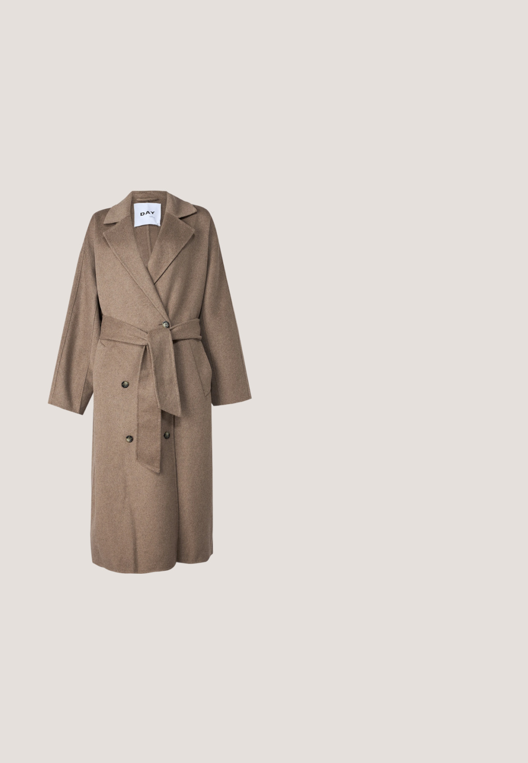 Lang brun uldblandingsfrakke med sjalskrave, dobbeltstående knaplukning, bælte i taljen og påsatte lommer. Blødt, tekstureret stof.; Cremefarvet cardigan med ribbet tekstur, åben frontdesign, lange ærmer og en draperet tørklæde-detail ved halsen.; Sorte og hvide stribede top med firkantet halsudskæring, ribbet tekstur og kontrastkant langs kanterne. Har et logo tag ved kanten.; Sort læderskirt med en tætsiddende silhuet, der har lodrette sømme for ekstra tekstur og en glat finish.; Sort læder cowboystøvle med spids tå, lav hæl og dekorativ pyntesyning på skaftet og tåområdet. Glat tekstur overalt.; Sort skuldertaske i læder med en buet rektangulær form, gyldent kæde vævet ind i en flettet sort rem og toplynlås.