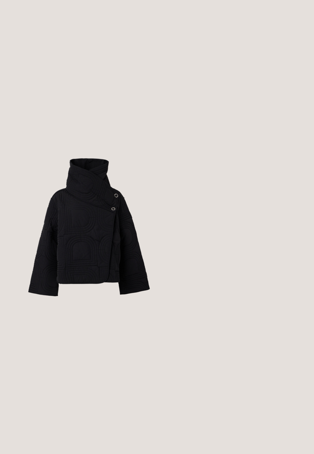 Schwarze gesteppte Jacke mit hohem Kragen und asymmetrischem Vorderteil, das mit zwei Metall-Druckknöpfen verschlossen wird, mit geometrischen Steppmuster.; Schwarzes, langärmeliges, schulterfreies Oberteil mit elastischen Bündchen und Saum, dargestellt auf einem schlichten hellgrauen Hintergrund.; Schwarze, weit geschnittene Hose mit hoher Taille und glatter Vorderseite, entworfen für eine lockere, professionelle Passform.; Schwarzer Lederknöchelstiefel mit spitzer Zehe, niedrigem Kittenabsatz und einem dünnen Riemen mit kleinem metallischem Logodetail.; Kleine schwarze Handtasche aus Kunstfell mit geflochtenen oberen Griffen und langem dünnem Schulterriemen auf einfarbigem Hintergrund.; Silberne Ohrringe aus Metall in U-Form mit einem Herzakzent an der Basis, glatte Textur und polierte Oberfläche.