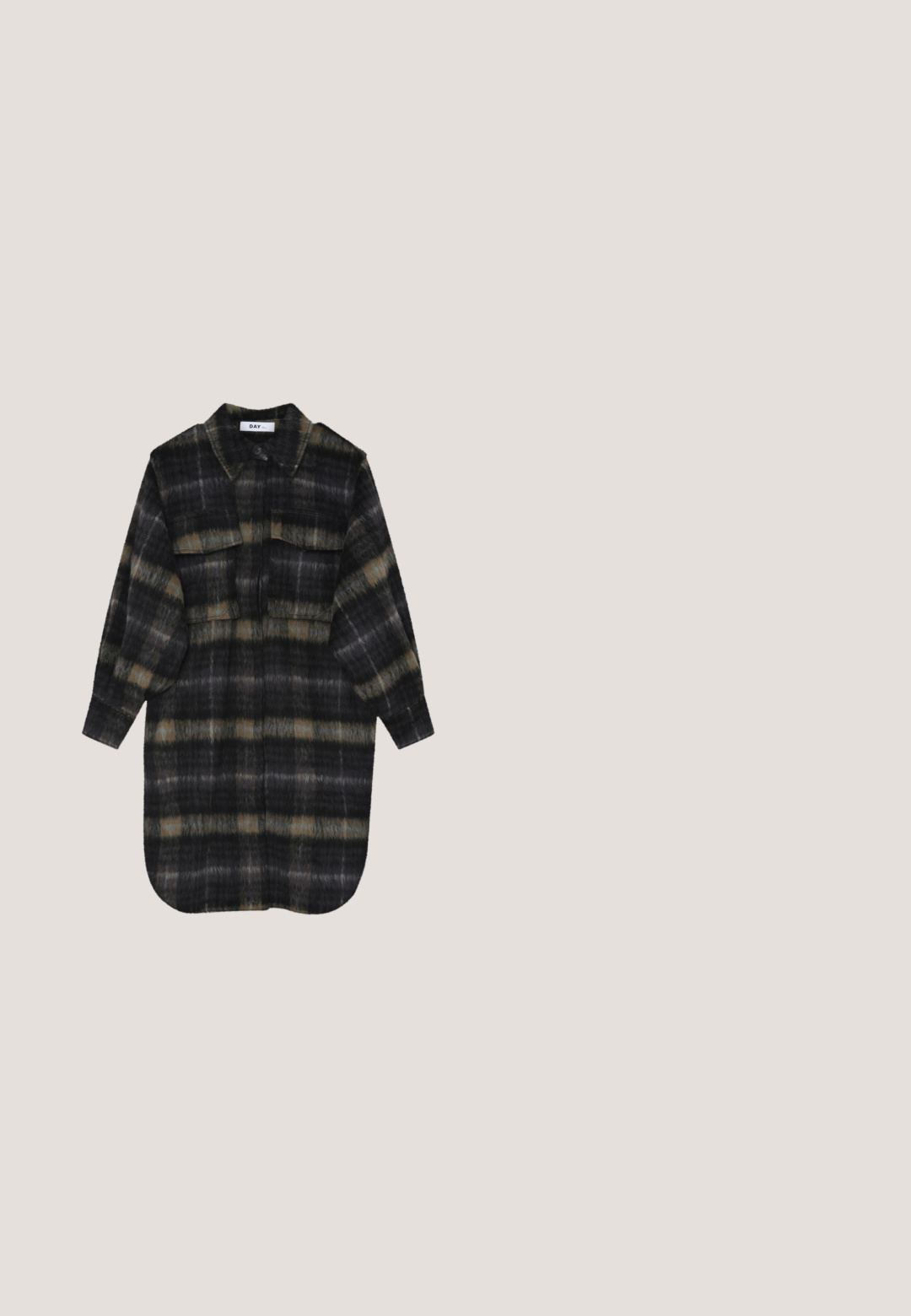 Vestido camisero de manga larga a cuadros negros y marrones con dos bolsillos en el pecho y un cuello, colocado plano sobre un fondo blanco.; Jersey de cuello alto de punto gris oscuro con mangas largas y ajuste ceñido, presentado plano sobre un fondo claro.; Falda lápiz negra con un tejido texturizado, que presenta dos bolsillos falsos y una abertura trasera para mayor movilidad. Forro interior suave.; Bota de tobillo marrón oscuro brillante con tacón grueso, puntera redonda y acabado en cuero liso, mostrada de perfil sobre fondo blanco.; Bolso de ante verde oscuro con dos asas y un neceser con cremallera de cuero oscuro desmontable a juego sobre un fondo blanco liso.; Pendiente de botón de oro en forma de trébol de cuatro hojas con pétalos de esmalte verde y un pequeño diamante central.