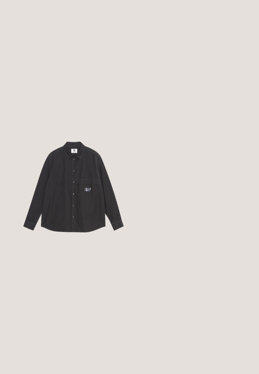Schwarzes Langarmshirt aus Baumwolle mit Knöpfen, einer Brusttasche und kontrastierenden Nahtdetails.; Dunkelblauer Langarm-Polo-Pullover aus weichem Material, mit klassischem Kragen, Drei-Knopf-Leiste und gerippten Bündchen.; Schwarze, hoch taillierte, plissierte Hose mit Seitentaschen, Gürtelschlaufen und Knopfverschluss, flach auf weißem Hintergrund liegend.; Schwarzer Lederknöchelstiefel mit drei Ösen, abgerundeter Spitze und flacher Sohle auf einfachem hellem Hintergrund.; Blaue Krawatte mit einem hellblauen Karomuster, flach auf einem schlichten hellen Hintergrund ausgelegt.; Schwarzer Ledergürtel mit strukturierter Oberfläche, einer mattschwarzen quadratischen Schnalle und Dornverschluss, flach auf weißem Hintergrund dargestellt.
