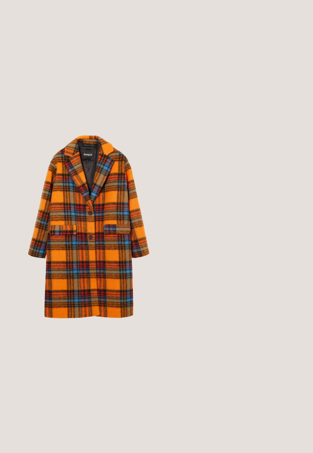 Desigual NAPOLES - Klassisk frakke - orange; Langærmet V-hals sweater med markante, horisontale flerfarvede striber i bølgede mønstre i gul, grøn, blå, rød og orange.; Kortærmet skjorte med tryk af denimjakke på toppen og falmet orange-gult blomsterprint på bund og ærmer.; Bukser med tan og blomsterprint, der har store blå rektangulære lapper og sikkerhedsnåle-detaljer på forlommerne og benene.; Gul gummistøvle med en glat overflade, justerbar spænde, og tekstureret sål for bedre greb. Høj design, rund tå, og sømløs krop.; Rektangulær blå stof talletaske med gule, røde og grønne buede accenter, lynlåslukning og justerbar rem med sidelås.