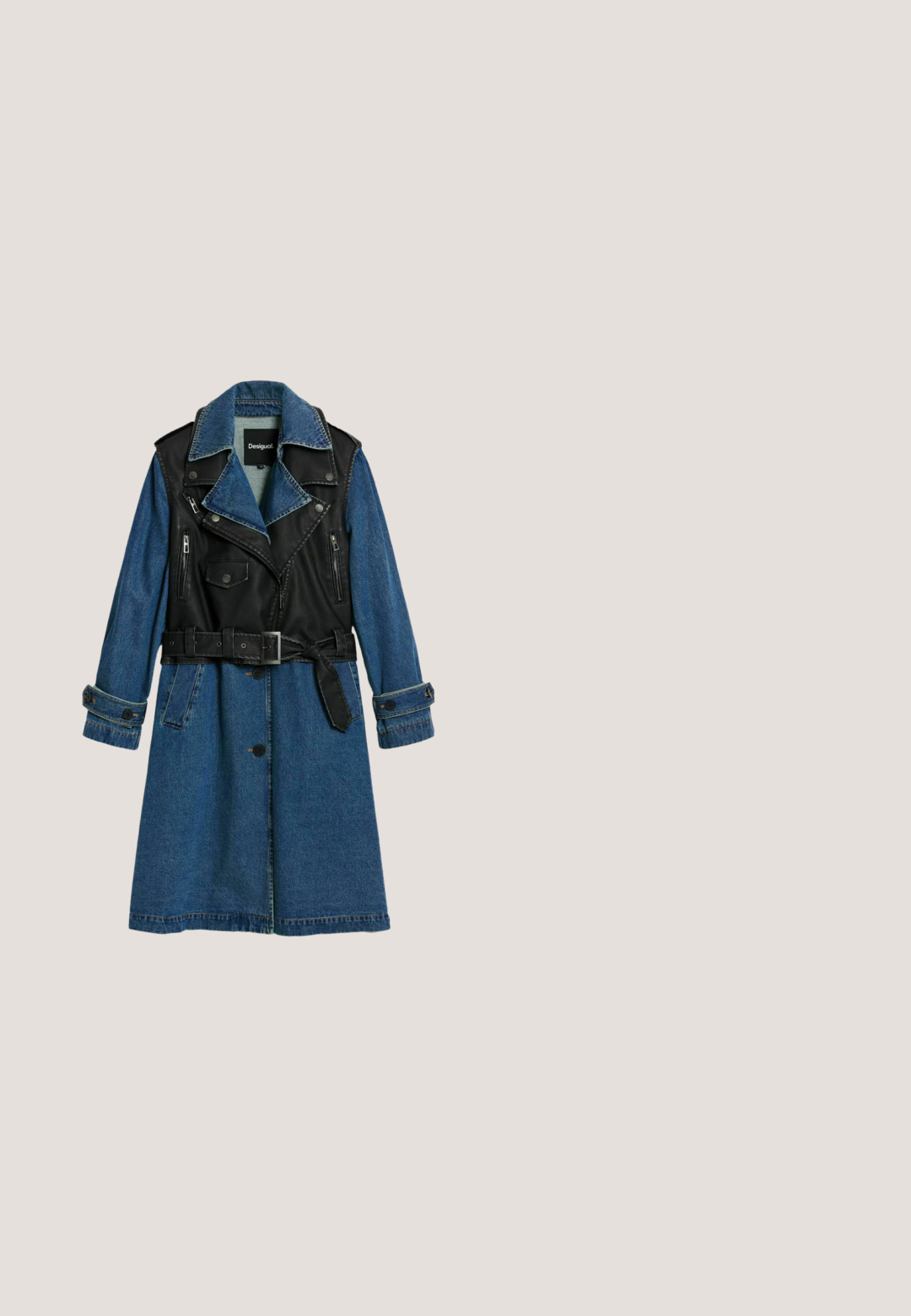 Manteau en denim et en cuir avec une partie supérieure noire et des manches en denim bleu. Doté d'une taille ceinturée, de fermetures éclair et d'un col cranté.; Pull cropped bleu avec un décolleté en V, texture côtelée et manches longues. Fabriqué dans un matériau doux. Étiquette : even&odd.; Jean skinny taille haute bleu clair avec bouton et fermeture éclair à l'avant, poches avant et arrière, présenté sur fond blanc.; Bottines chelsea noires en cuir lisse, avec des panneaux latéraux élastiques, une semelle épaisse et robuste, et une languette à l'arrière pour un enfilage facile.; Sac à main en cuir noir avec un design matelassé, quincaillerie dorée, et le mot "Valentino" embossé en doré. Il possède une courte poignée et une bandoulière amovible.; Collier en chaîne en argent avec pendentif en pierre précieuse bleu clair taillée en émeraude et monture texturée. Longueur ajustable avec un fermoir.