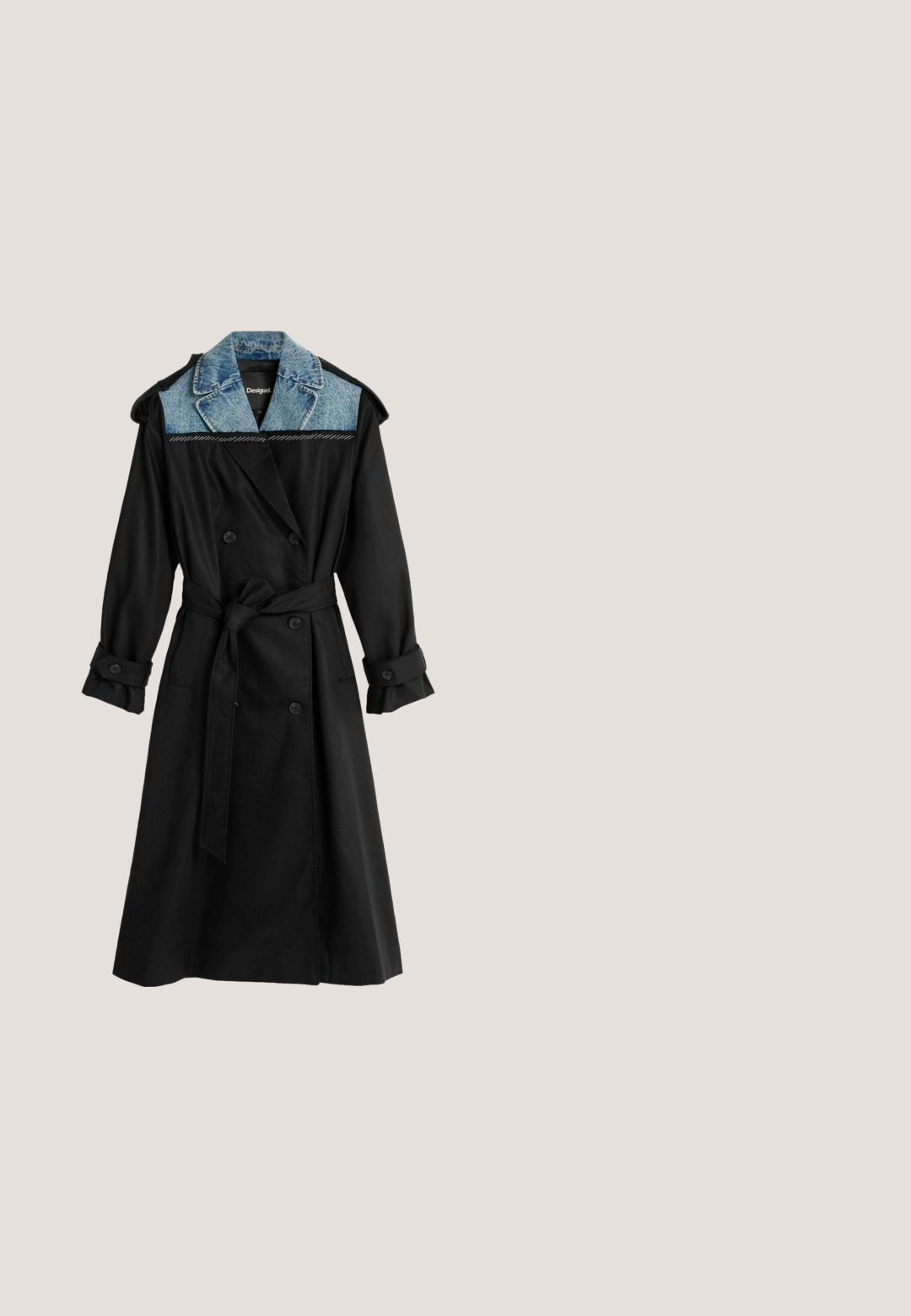 Sort dobbeltradet trenchcoat med bundet bælte i taljen og blå denimkrave detalje.; Sort kjole med farverigt abstrakt mønster i nuancer af rød, blå og pink. Udsvinget kant, rund halsudskæring og justerbare stropper.; Sorte læder støvler i knæhøjde med snørefront, grøn foring, spænde detalje og tekstureret gummisål for bedre greb. Rundt logo på siden.; Sorte oversized solbriller med gradient linser, firkantet form, tyk plastikramme og guldfarvet metal detalje på stængerne.; Sort håndtaske med broderet Mickey Mouse ansigt og røde og sorte detaljer, med rød vævet hank og matchende nøglering.; To ringe på en hvid baggrund, en gennemsigtig lyserød med bløde kurver, den anden metallisk sølv med en ujævn bølget form.