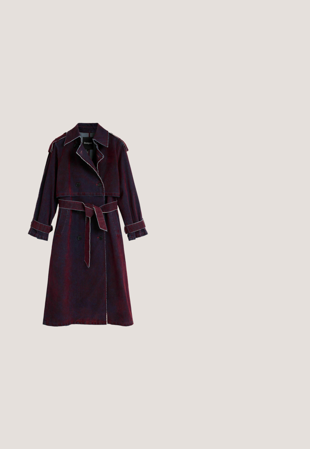 Lange donkerrode denim trenchcoat met dubbele rij knopen, brede revers, ceintuur in de taille en mouwen met manchetten, getoond op een witte achtergrond.; Zwarte jurk met lange mouwen, met een rood-witte golvende streep op de voorkant, gedrapeerde stof en een asymmetrische zoom.; Zwarte over-de-knie laarzen van zacht, textuurmateriaal. Voorzien van een blokhak, puntige neus en zichtbare naaddetails.; Kat-oog zonnebril in dieprode kunststof met grijze gradient lenzen. Bevat een gouden accent op de slede met logo-detail.; Gouden ketting met twee rijen grote rode kralen en kleine gouden bladvormige bedels, gelijkmatig verdeeld langs de kralen.; Rode leren hartvormige tas met ritssluiting, verstelbare band en een ontwerp van genaaide panelen. Voorzien van een sierlijke "loveyou"-tekst.