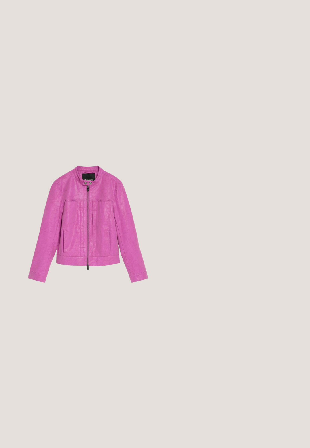 Chaqueta brillante de cuero sintético rosa con cremallera frontal, cuello con botón a presión y mangas largas sobre fondo blanco.; Vestido negro de manga larga con detalle de nudo en un lado, con patrones de orquídeas multicolores en turquesa y rosa, de textura suave.; Zapato de tacón alto plateado con punta puntiaguda, correa en el tobillo y tachuelas decorativas en forma de bola plateada en las correas y bordes sobre fondo blanco.; Swarovski Gafas de sol - pink; Bolso de mano plateado adornado con un asa superior anudada, de forma rectangular, cubierto de pequeños strass redondos, textura suave.; Collar de piedras preciosas de varios colores que presenta diversas formas, incluyendo piedras ovaladas, redondas y rectangulares, montadas en metal de tono plateado.