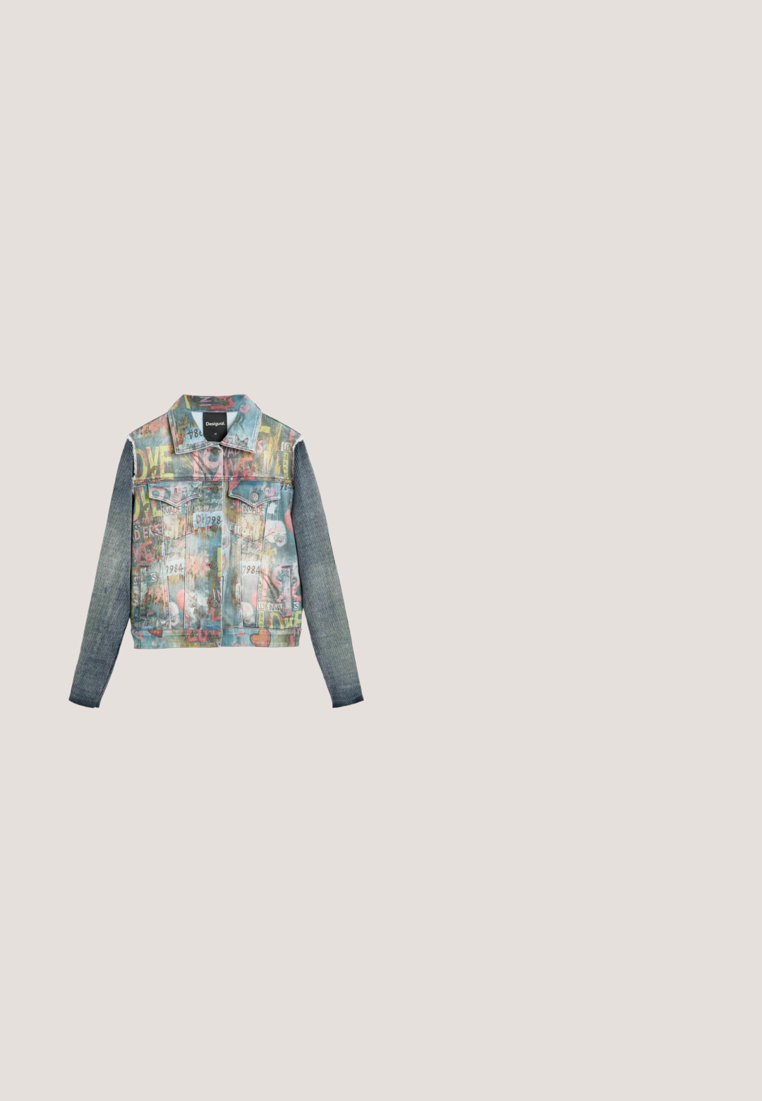 Denimjack met een kleurrijke graffiti print op het lichaam en gestreepte, geribbelde lange mouwen, met knopen aan de voorkant en twee borstzakken.; Meerogige gebreide trui met horizontale strepen in roze, bruin, geel en blauw, voorzien van een ronde hals en geribbelde manchetten en zoom.; Asymmetrische doorzichtige wikkelrok met blauw, groen en beige gradientpatroon, vastgemaakt met een decoratieve kralenriem en ronde gesp.; Halfhoge veterlaars met bloemenpatroon, meerkleurige gestapelde blokhak en labeltje vlakbij de bovenkant aan de zijkant.; Zijden sjaal in het midden opgerold met twee puntige uiteinden die naar buiten zijn gespreid, met abstracte bruine, gele, blauwe en witte patronen.; Kleine rechthoekige handtas met gevlochten meerkleurige leren stroken en blauwe leren schouderbanden met metalen gespen.