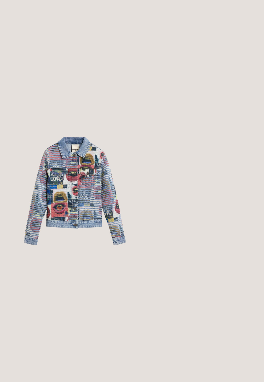Denimjakke med farverige abstrakte geometriske og tekst mønstre, inklusive ord som "LOVE" og "DESIGUAL," med frontknapper og krave.; Hvid bomulds crop t-shirt med rød ribbet rund hals; har et design med et skull og en rose udsmykket med farverige rhinsten.; Lyseblå denimjeans med vide ben, der har kranie- og blomsterprint nær knæene og rød broderet tekst på den øverste venstre lomme.; Skridtløse hvide støvler med høj skaft, lavet af canvas, med sorte akcenter. Sammen med en grå leopardmønstret nederdel med sidespalter.; HUGO Solbriller - white; Lyseblå denim skuldertaske formet som jeans med lommer, knapper og dobbelte stropper, der hænger mod en hvid baggrund.