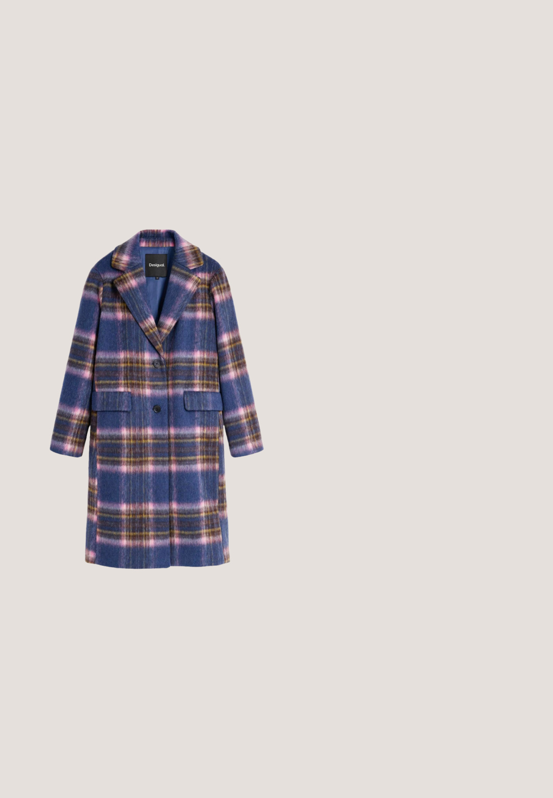 Long manteau en laine avec motif à carreaux bleu, rose et marron, deux boutons, large col et poches avant à rabats.; Robe longue à fleurs avec un fond bleu foncé et des motifs jaunes et bleus, un corsage froncé et des manches trois-quarts.; Bottes en cuir noir jusqu'aux genoux avec une texture lisse, un bout arrondi, un panneau latéral et un talon épais.; Lunettes de soleil dégradées noires et marron avec des verres rectangulaires, des branches en acétate bleu et un logo GUESS en métal sur les tempes.; CHICCA BORSE Sac bandoulière - blu scuro; Bague en or avec une pierre centrale en saphir bleu ovale entourée d'un halo de diamants ronds transparents, affichant un anneau lisse et poli.