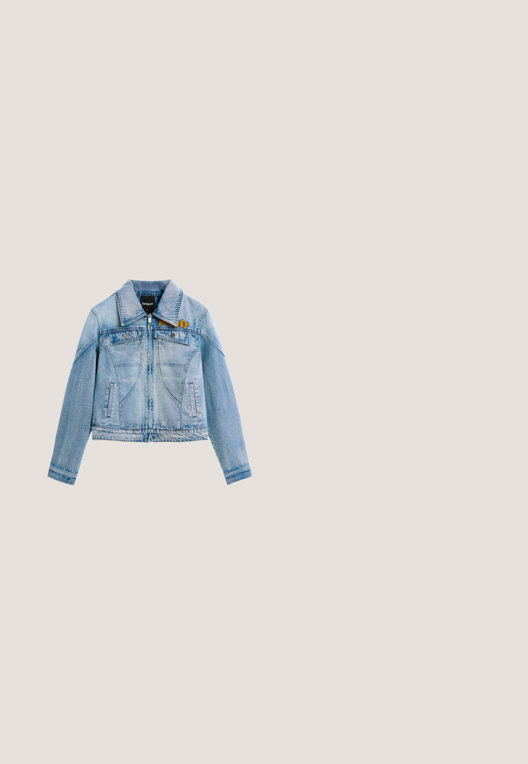 Lyseblå denimjakke med lynlås foran, to brystlommer med klap, sidelommer og "Mickey" broderet i gult på venstre bryst.; Lyseblå denimkjole med tynde justerbare stropper, tætsiddende liv og en svævende A-formet nederdel. Glat tekstur med en subtil glans.; Denim cowboy støvle i lys blå med spids tå, tekstureret overdel og dekorativt guldbroderi. Let buet træhæl.; Solbriller med blåtonede linser, slank kantet form, sølvfarvet metallisk stel og dekorative ædelstensaccents på stangen.; Lyseblå ruched håndtaske med to justerbare spændestropper, dobbelte håndtag og snørredetaljer i siden på hvid baggrund.; Blåt snoet snorarmbånd med sølvfarvede metalender og et centralt lyseblåt hjerteformet vedhæng omkranset af sort.