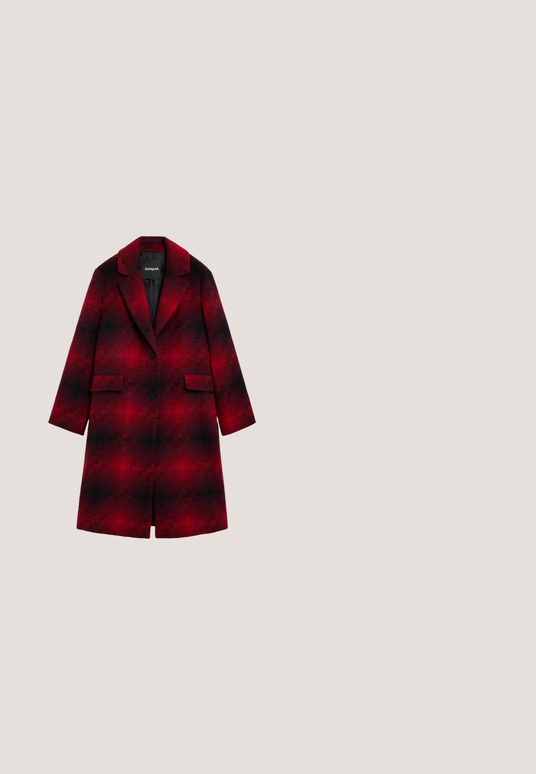 Lange jas met rood-zwart verloop ruitpatroon, reverskraag, twee voorzakken met klep en twee zwarte knopen.; Kleurrijke gebreide trui met V-hals en lange mouwen, met een patchworkpatroon in gele, blauwe, rode en grijze tinten.; Zwarte jurk met kleurrijk abstract patroon in tinten van rood, blauw en roze. Flared zoom, ronde halslijn en verstelbare bandjes.; Hakken schoenen met een zwarte lakleren neus, bordeauxrode band en een slangenpatroon textiel bovenkant; voorzien van een chunky blokhak.; DrachenLeder Schoudertas - rot; Twee kleurrijke bloemige oorbellen met doorschijnende bloemblaadjes, de ene in beige en groen, de andere in blauw en bruin, elk afgewerkt met een stekelige kraal.