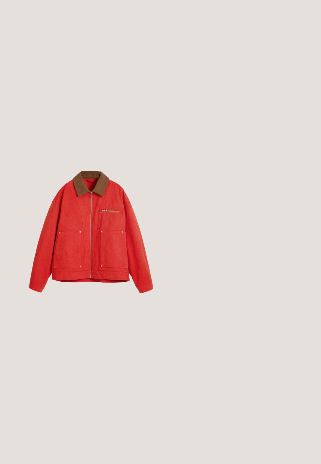 Chaqueta roja con un cuello de ante marrón, que presenta un cierre frontal, dos bolsillos grandes y un bolsillo en el pecho. Tejido suave y corte relajado.; Camiseta de algodón roja con una banda texturizada en color crema con grandes letras rojas. Mangas cortas, cuello redondo y patrón de salpicaduras por toda la camiseta.; Pantalones cortos de mezclilla azul oscuro con bolsillos laterales, trabillas para cinturón y cierre frontal de botones, dispuestos planos sobre un fondo claro.; Bota de goma impermeable negra con hebilla ajustable, superficie texturizada, forma ligeramente curvada y suela robusta para mejorar la tracción.; Gafas de sol con montura negra gruesa, lentes grises y brazos con acentos rojos que presentan una franja verde en los bordes.; Guess Riñonera - mehrfarbig