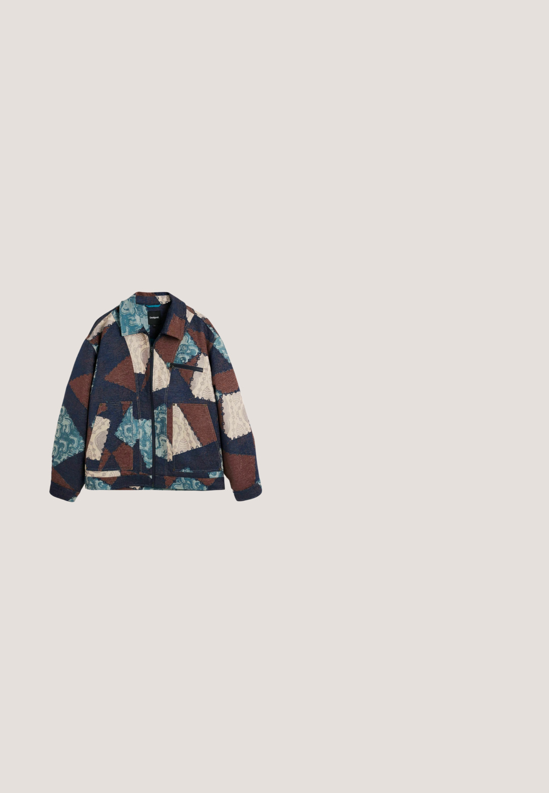 Patchworkjas met een mix van blauwe, bruine en crèmekleurige geometrische patronen; ritssluiting; gestructureerde kraag; vier zakken.; Trui met lange mouwen bedrukt met kleurrijke abstracte bloemen en menselijke figuren in pastelkleuren groen, roze, bruin en blauw.; Roze T-shirt met korte mouwen met verschillende bedrukte patronen, waaronder gestructureerde, kleurrijke vormen en ontwerpen, voorzien van een ronde hals en een losse pasvorm.; Lichtblauwe wijde jeans met gescheurde gaten op beide knieën en voorzakken, knoop- en ritssluiting in de taille.; Bruine leren enkellaars met metalen oogjes, witte faux bont voering, zwarte gewatteerde kraag, robuuste zool en een reliëflogo aan de zijkant.; Bruine leren crossbodytas met voorvak met rits, bovenhandvat, verstelbare schouderriem en "Venezia" logo-patch in de rechterbenedenhoek.