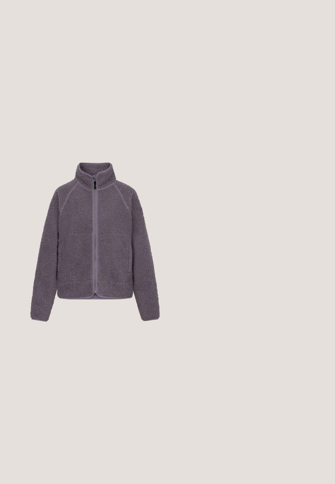 Weiche lilafarbene Fleecejacke mit durchgehendem Frontreißverschluss und hohem Kragen, mit langen Ärmeln und strukturiertem, gemütlichem Stoff.; Dunkelblaues Kapuzen-Sweatshirt aus weichem Stoff, mit einem kleinen hellblauen Logo auf der linken Seite und Schlitzen an dem Saum.; Hellblaues T-Shirt mit kurzen Ärmeln und Rundhalsausschnitt, lockere Passform, auf weißem Hintergrund.; Herren-Badeshorts aus dunkelblauem Stoff. Verfügt über einen elastischen Bund mit Kordelzug, seitliche Taschen und ein kleines gesticktes Logo.; Leichter Sportschuh mit Obermaterial aus Mesh und Wildleder in Blau, Beige und Rosa; dicke weiße Sohle; Schnürsystem; Zuglasche an der Ferse.; Weißes Perlenarmband mit unregelmäßig geformten Perlen und einem polierten Metallverschluss mit einer verstellbaren Kette zur Größenanpassung.