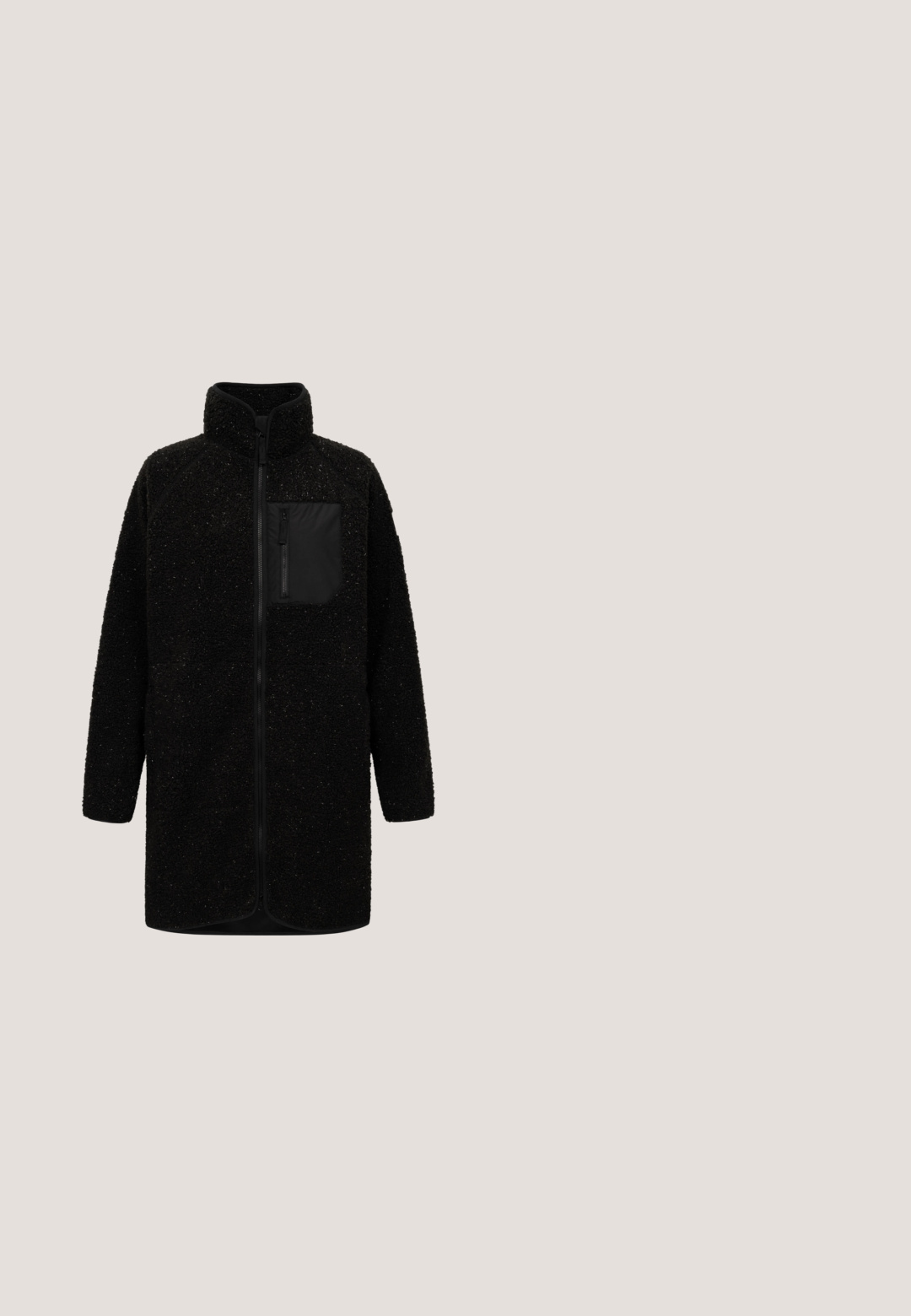 Chaqueta negra de forro polar con cremallera, cuello alto y un bolsillo en el pecho con cremallera en el lado izquierdo, mostrada sobre un fondo blanco.; Suéter negro con cierre de cremallera, textura acanalada, cuello alto y detalle de cremallera plateada, mangas largas y ajuste holgado.; Top de manga larga de color púrpura claro hecho de tela acanalada, con un escote redondo y una forma ajustada. Diseño simple sin patrones o acentos visibles.; Vaqueros skinny negros de denim con una textura suave. Presentan un cierre frontal de botón y cremallera, cinco bolsillos y un ajuste elegante.; Botas de tobillo de ante negro con punta redondeada, textura suave y suela de goma plana. Sin herrajes o patrones visibles.; Bolso tote acolchado negro con un acabado brillante, que presenta dos asas cortas y una pequeña etiqueta azul. Forma rectangular con rayas horizontales.