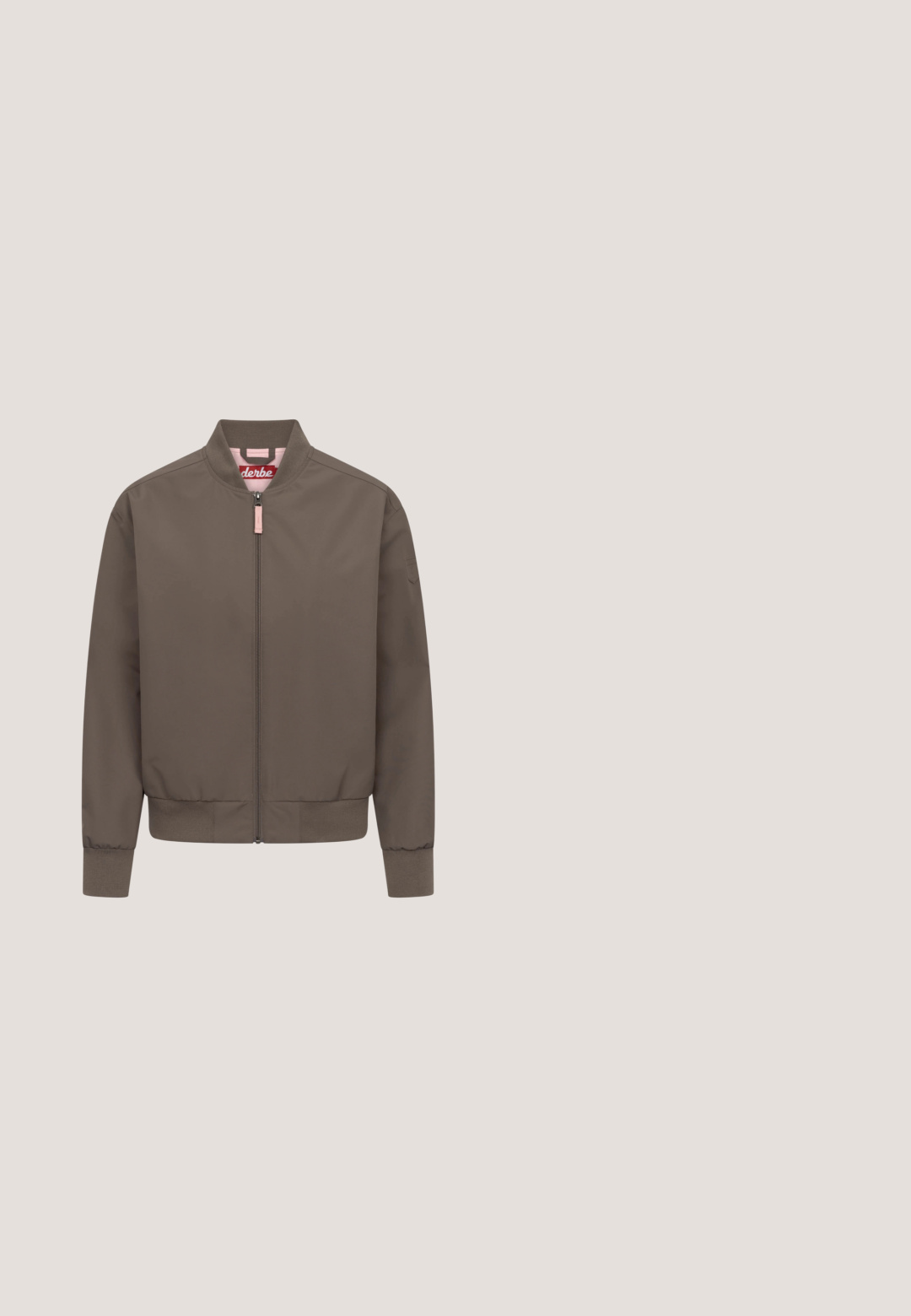 Bruine bomberjas met rits aan de voorkant, geribde manchetten en zoom, en een klein roze ritstrekkertje.; Bruine cropped zip-up hoodie met lange mouwen, gestructureerde stof, trekkoorden en subtiel logo op de borst.; Bruine mouwloze crop top met gestructureerde stof en een ovaal logo met de tekst "Kani" op de borst.; Hoge taille shorts in een gedempte taupe kleur, gemaakt van gladde, rekbare stof. Kenmerkt zich door een naadloos ontwerp en een aangesloten silhouet.; Low-profile Puma sneaker in bruin en lichtroze met suède en gladde texturen, vetersluiting en merklogo's aan de zijkant en teen.; Bruine gewatteerde stoffen draagtas met gewatteerde handvatten en een open binnenkant, gezien van boven op een witte achtergrond.
