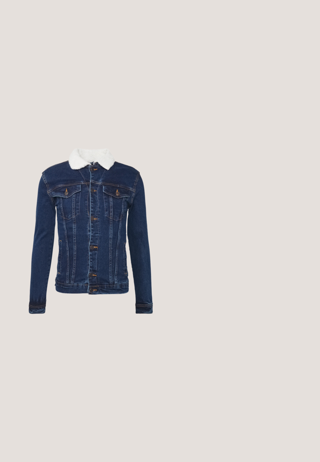 Chaqueta de mezclilla en azul oscuro con un cuello de piel sintética blanca, cierre de botones, dos bolsillos en el pecho y detalles de costura sutil.; Sudadera con capucha azul marino, fabricada en una mezcla de algodón, que presenta un bolsillo frontal, capucha con cordón y un atrevido estampado en blanco y rojo en el pecho.; Polo navy con un pequeño patrón de puntos blancos, mangas cortas, acentos blancos en el cuello y los puños, y un logo amarillo en el pecho.; Vaqueros de mezclilla azul con corte recto, diseño de cinco bolsillos y cierre de botón. Patrón de desgaste ligero a lo largo de los muslos.; Zapatillas de lona navy con suelas blancas, que presentan un logo rojo, ojales blancos y cordones azules. Textura suave con diseño de caña baja.; Cinturón de cuero azul marino con una hebilla rectangular plateada grabada con "JACK & JONES", adornado con un detalle de tres rayas en rojo, blanco y azul.