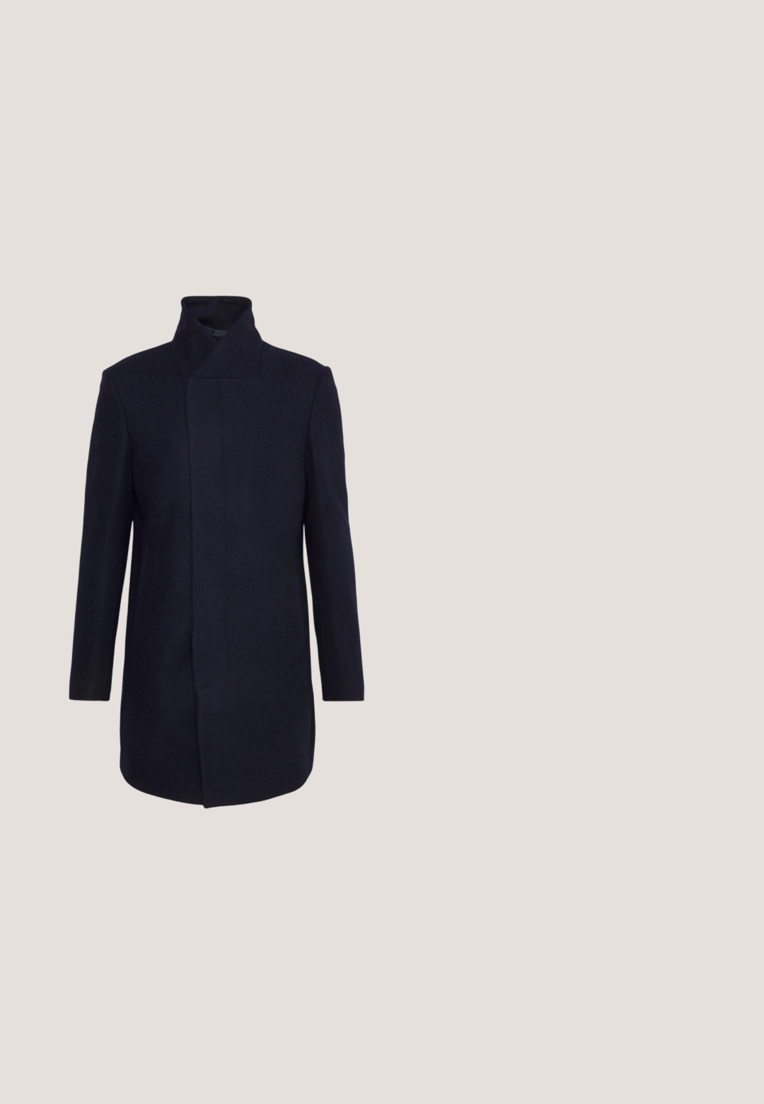 Abrigo de mezcla de lana de color navy con cuello alto, diseño ajustado, mangas largas y bolsillos laterales. Textura suave y estilo minimalista.; Suéter de punto azul marino con mangas largas y cuello redondo. Cuenta con un pequeño logotipo amarillo en el pecho. Tejido texturizado.; Polo navy con un pequeño patrón de puntos blancos, mangas cortas, acentos blancos en el cuello y los puños, y un logo amarillo en el pecho.; Pantalones a medida para hombre en azul oscuro con trabillas para cinturón, cierre de botón y ajuste recto y estrecho en la pierna sobre fondo blanco.; Zapatillas de ante azul marino con puntera redonda, suela de goma blanca y seis ojales para cordones. Textura suave y diseño minimalista. Vista lateral mostrada.; Cinturón trenzado negro con hilos multicolores, que presenta una hebilla de metal plateado y acentos de cuero para el cierre. Diseño texturizado y flexible.