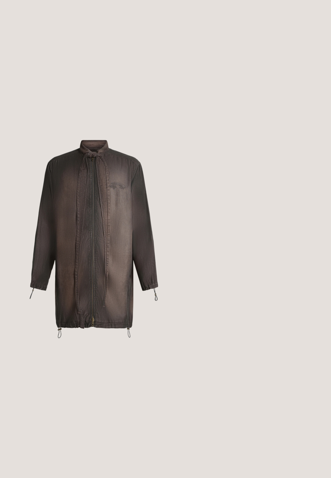 Veste longue marron foncé zippée avec col haut et cordons au col, aux poignets et à l'ourlet sur fond blanc.; Haut à col halter à motif tie-dye avec découpe devant et bretelles perlées dans des tons bleus, jaunes, orange et rouges.; Shorts marron à lacets avec une surface texturée et des lacets contrastants beiges. Présente des œillets et une coupe ajustée pour un aspect snug.; Chaussure à bride arrière en dentelle marron avec un bout pointu et une fine sangle, présentant un motif floral subtil et un talon aiguille étroit.; Lunettes de soleil avec une monture en plastique écaille de tortue, des verres carrés et teintés de marron. Accentué par de petites rivets en métal sur la branche.; Petit sac à main en forme de croissant, orné de perles marron, avec une poignée nouée, une fermeture éclair et un pendentif métallique logo suspendu.