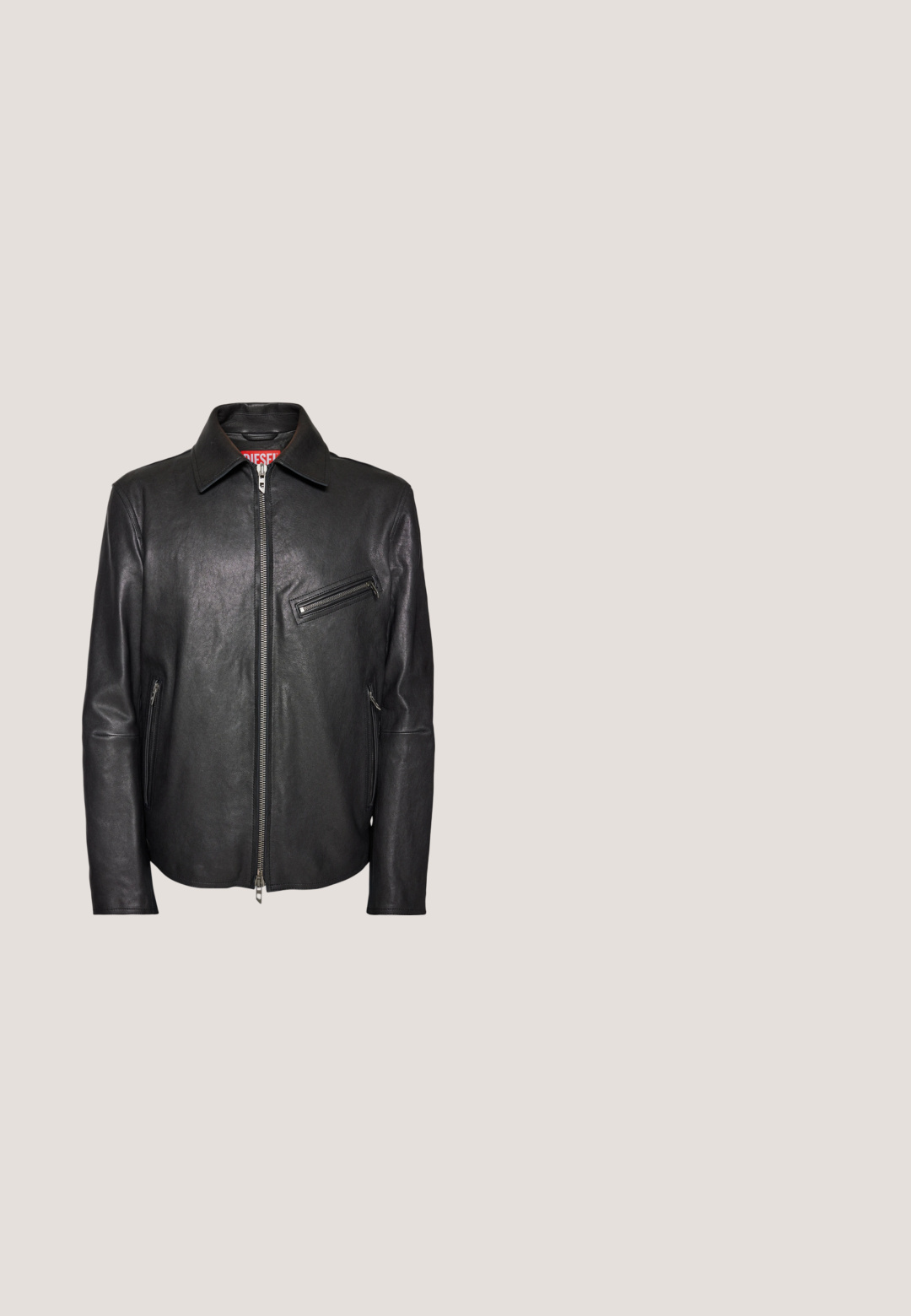 Veste en cuir noir avec un col, fermeture éclair à l'avant et une poche zippée sur la poitrine. Texture lisse et coupe ajustée.; T-shirt en coton gris foncé avec un graphique blanc portant l'inscription "DIESEL" avec un effet flou. Col rond, manches courtes et coupe classique.; Jean flare en denim bleu foncé avec un délavage dégradé, design à cinq poches, fermeture à bouton en métal et couture contrastante.; Bottines montantes noires en cuir avec une semelle en caoutchouc épaisse, un design à lacets, un col rembourré et des accents métalliques. Présente une semelle extérieure crantée pour une meilleure adhérence.; Lunettes de soleil noires surdimensionnées avec une finition mate, verres rectangulaires, détail de pont métallique et branches épaisses arborant un logo.; Diesel FONT - Bracelet - silver-coloured