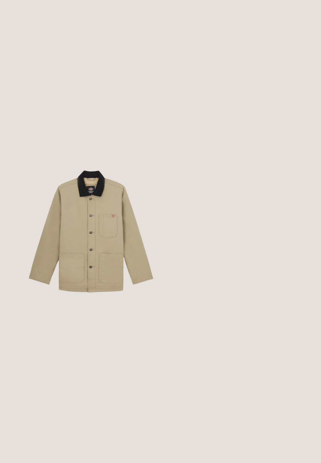 Dickies DUCK CHORE - Chaqueta de entretiempo - sw desert sand; Suéter de punto en color beige claro, textura de punto, puños y dobladillo acanalados, cuello redondo clásico, mangas raglán, diseño liso sin patrones.; Camiseta de manga corta blanca, hecha de algodón, con cuello redondo y un diseño sencillo. Etiqueta de la marca visible en la zona del cuello. Sin patrones ni detalles.; Pantalones beige de pierna recta con trabillas, cremallera frontal y pliegues prensados, mostrados sobre un fondo blanco liso.; Zapatilla deportiva de piel blanca de corte bajo con cordones blancos, suela de goma plana texturizada y costuras mínimas, mostrada desde el lado exterior sobre un fondo blanco.; Bolsa tote de lona color crema con bolsillo delantero, dos asas, correa de hombro ajustable y pequeño texto amarillo "O.N.S" en la parte inferior derecha del bolsillo.