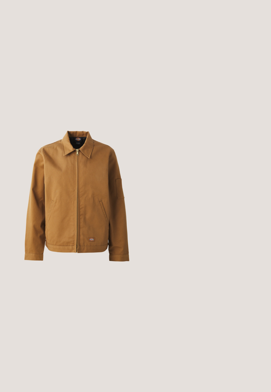 Veste en coton brun avec un col, fermeture éclair frontale, poches latérales et poche sur le bras. Dotée d'une patte de marque près de l'ourlet.; Chemise en denim bleu clair à manches longues avec col et boutons blancs, présentée sur un fond blanc uni.; Jeans en denim bleu foncé avec une coupe droite, un design à cinq poches, des rivets en cuivre, des coutures jaunes et un tissu texturé distinct.; Jack & Jones JFWDELANEY BOOT - Bottines à lacets - cognac; Écharpe bordeaux en tissu léger, ornée de motifs paisley blancs et d'une bordure décorative. Forme triangulaire avec une étiquette.; Ceinture en cuir brun avec une boucle en métal argenté. La sangle présente une texture lisse et un petit accent bleu près de la boucle.