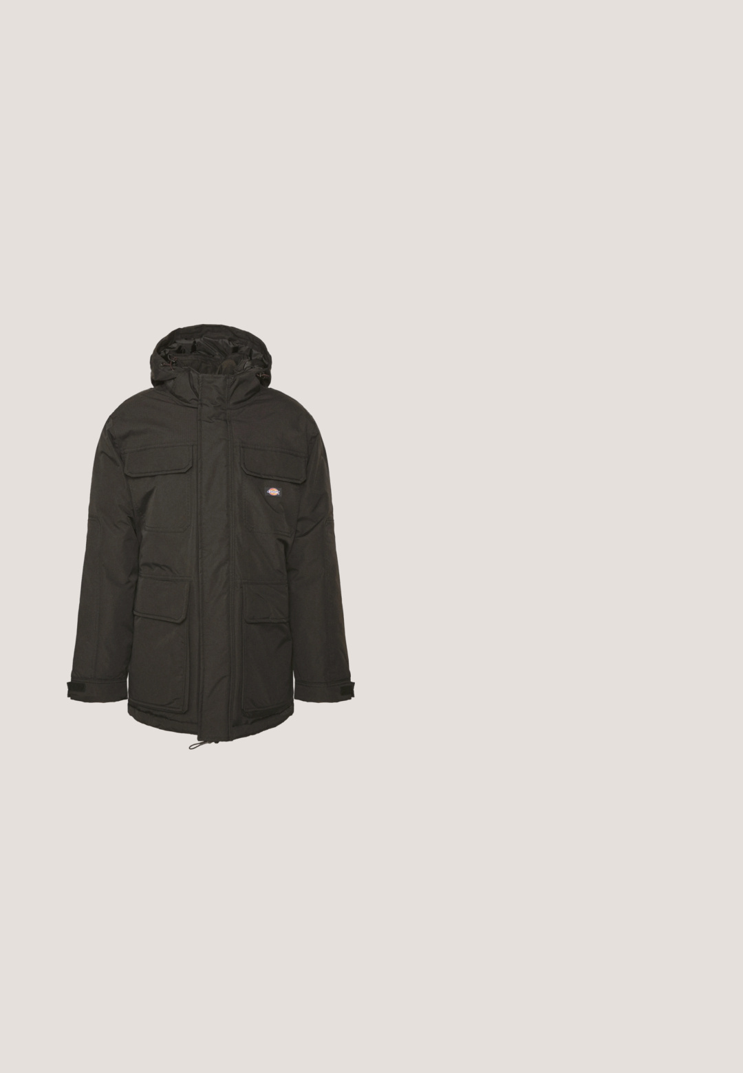 Zwarte geïsoleerde parka jas met capuchon, voorzien van meerdere zakken aan de voorkant, ritssluiting en verstelbare trekkoord aan de zoom.; Oranje sweatshirt met lange mouwen en een ronde hals. Ribbelmanchetten en -zoom, met een klein geel Carhartt-logo op de borst. Zachte textuur.; Zwarte katoenen T-shirt met een ronde hals. Bevat een witte "DICKIES" logo op de borst. Korte mouwen en een rechte zoom. Zachte, gladde textuur.; Zwarte denim broek met een rechte pijpdesign, voorzien van een knoop- en ritssluiting, riemlussen en minimale stikdetails.; Witte hoge sneakers met een zwarte swoosh, textuur grijze neus en een vlakke witte zool. Kenmerkt zes veteropeningen en gestikte accenten.; Zwarte rechthoekige schoudertas met een voorvak met rits, een verstelbare schouderband met merk en een klein logo-embleem aan de zijkant.