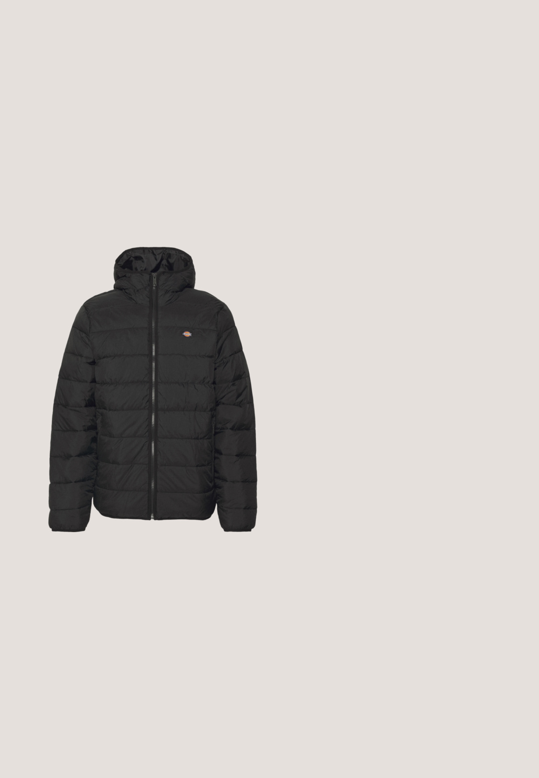 Chaqueta de plumón negra con cierre delantero y capucha, presenta un diseño acolchado y un pequeño logo en el pecho. Textura de tela suave.; Camisa negra de manga larga hecha de algodón. Presenta un bolsillo en el pecho con una etiqueta cuadrada gris y un logo naranja. Diseño simple y de color sólido.; Jeans de mezclilla azul oscuro con un corte recto, que cuentan con un cierre de botón, cinco bolsillos y un acabado con costuras doradas. Textura suave.; Zapatilla de correr negra Nike con parte superior de malla y sintética, cierre de cordones y suela texturizada, mostrada desde una vista lateral izquierda sobre un fondo liso.; Collar de cadena de metal con un diseño trenzado, color plata, textura suave y eslabones uniformes, adecuado para varios estilos y ocasiones.; Cinturón de tela negra con un acabado texturizado, que dispone de una hebilla rectangular de metal negro. La hebilla está adornada con la marca "Urban Classics".