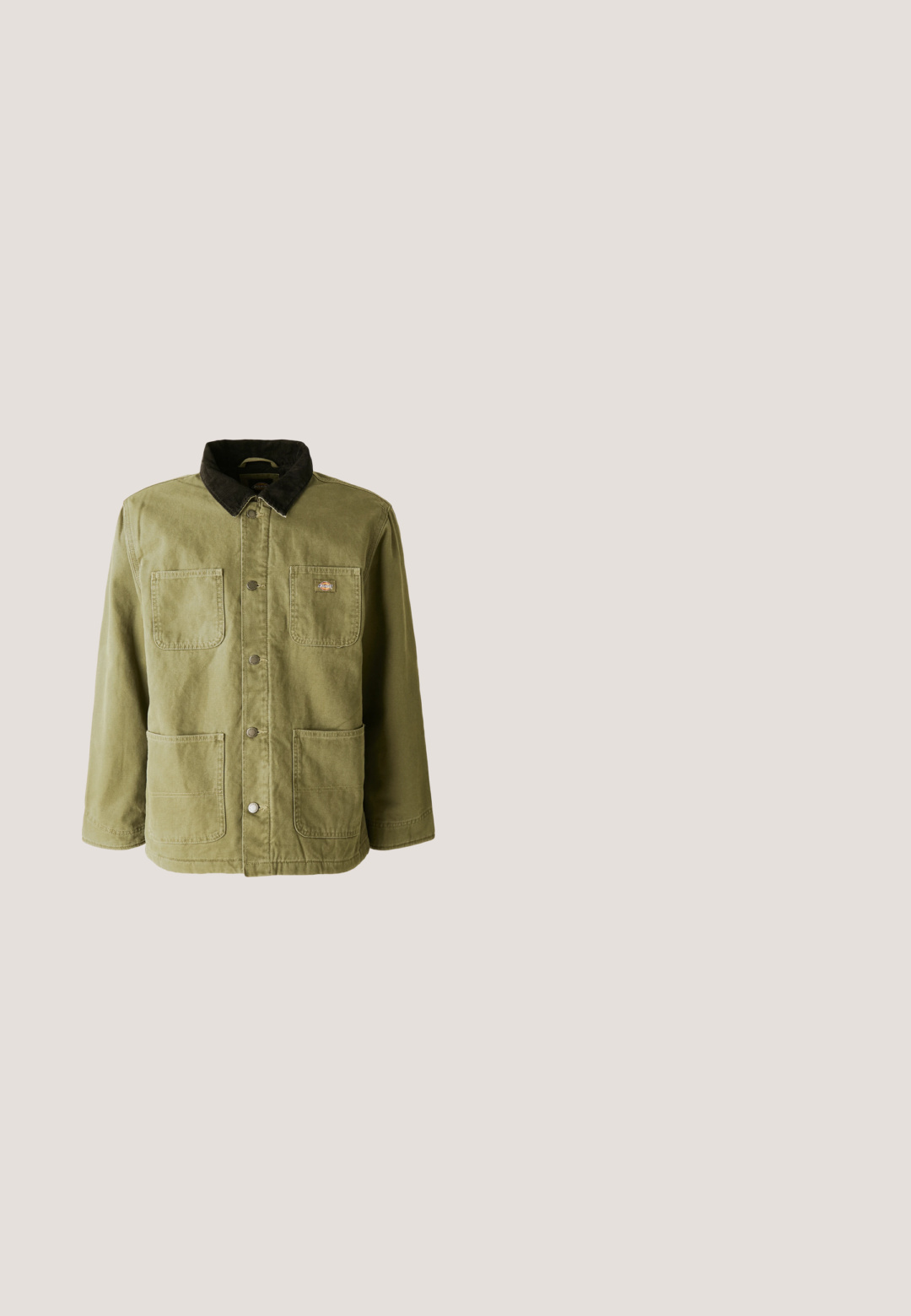 Chaqueta verde olivo con un cuello de pana oscuro, que cuenta con dos bolsillos frontales, botones a presión y un sutil logo en el lado izquierdo del pecho.; Camisa de franela a cuadros verde y negra con dos bolsillos en el pecho, cierre de botones, mangas largas y cuello puntiagudo. Textura suave.; Pantalones cargo beige hechos de una tela duradera, con dos bolsillos laterales, cierre de botón y piernas ajustadas con una textura suave.; Botas Chelsea de cuero marrón con paneles laterales elásticos y tiradores. Parte superior texturizada, suela de goma duradera y detalle de costura en contraste.; Bolsa tote de lona verde oliva con dos asas, una corta y una larga, sobre un fondo blanco liso.; Cinturón de cuero marrón con hebilla rectangular de metal plateado. Incluye agujeros a lo largo de la correa para un ajuste ajustable. Detalle de superficie texturizada.