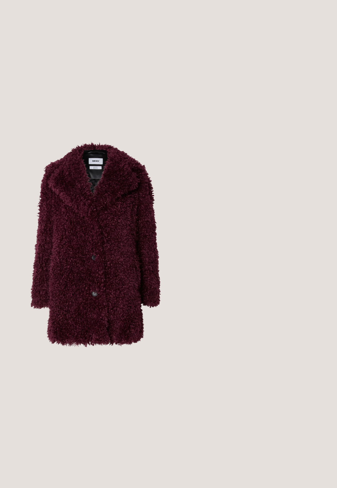Burgundy tekoteko turkistarvikkeella, pehmeällä rakenteella, kuuden napin etuläppä suljettuna, leveällä kauluksella ja kahdella etutaskulla.; Kukkakuvioinen mekko mustasta kankaasta, jossa on pitkät hihat ja pyöreä pääntie. Suunnittelussa on suuria punaisia ja purppuranvärisiä kukkakuvioita. Tasainen tekstuuri.; Polven korkuiset mustat nahkasaappaat, joissa on neliömäinen kärki, viistottu palikkakorko ja sivuvetoketju; sileä pinta ja istuva malli.; Mustat kissansilmälasit harmailla tummennetuilla linsseillä, kiiltävästä muovista valmistettu runko, kultainen yksityiskohta templessa ja paksut sangan osat.; Musta olkalaukku, jossa on kaareva muoto, vetoketjukiinnitys, kapea kahva ja pieni punainen sydänlogo, jossa lukee "HUGO" etukeskellä.; Korvakorut vaaleanpunaisesta kullasta, joissa on kapeat pitkänomaiset tangot kiiltävällä pinnalla. Klipsilukko. Valmistettu 925 sterling hopeasta.