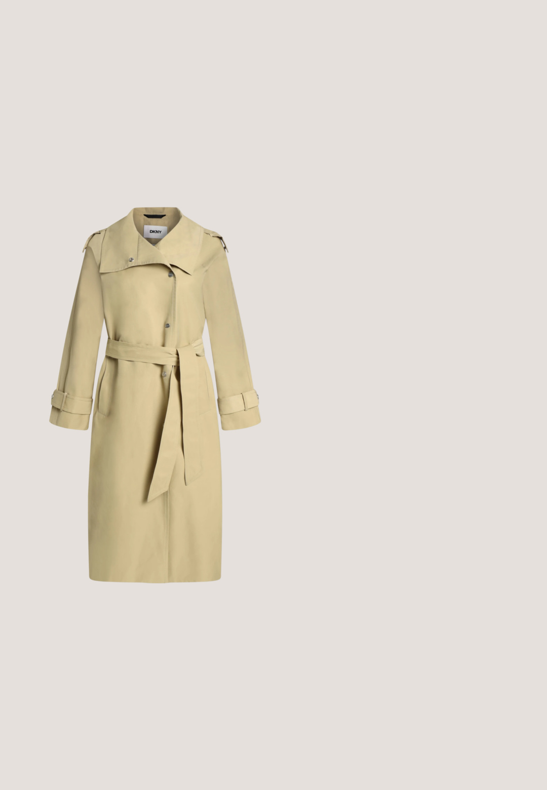 Beige knælange trenchcoat med bred krave, bælte i taljen, lange ærmer med justerbare manchetter og knaplukning foran.; Mørkebrun ærmeløs midikjole med asymmetrisk kant og krydsede stropper bagpå mod en ensartet lys baggrund.; Sorte laklæder højhælede sko med spidse tæer, en sløjfedetalje foran og en dekorativ accent i guldtonet metal bagpå.; Storebriller med sorte rammer, gradient linser, firkantet form og guld accenter på stængerne. Lavet af glat plastmateriale.; Sort læder Michael Kors håndtaske med samlet top, gyldne kædehanke og rundt gyldent logo ved den ene side.; Øreringe i guldton med cirkulære vedhæng, der har klare krystaller i midten og omkring, samt "GUESS" indgraveret langs kanten.