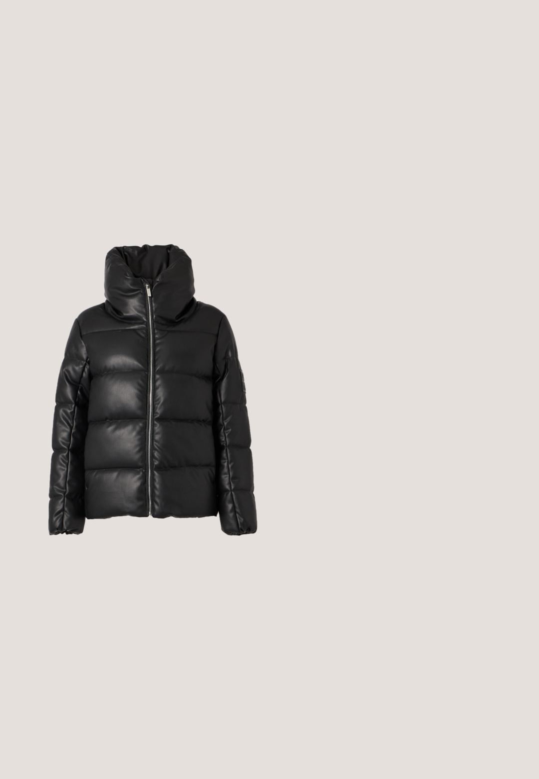 Doudoune noire matelassée avec col montant et fermeture éclair à l'avant, manches longues et surface lisse légèrement brillante.; Cardigan noir en maille à manches longues avec six boutons décoratifs argentés sur le devant et un col rond.; T-shirt noir en coton à manches courtes avec col rond, vue de face, design uni, étiquette de la marque GAP à l'intérieur du col.; Pantalon noir à taille élastique et jambes droites, sans poches visibles ni ornements, sur un fond uni.; Baskets blanches et beiges avec dessus en suède et textile, présentant des coutures contrastées, une semelle en caoutchouc et un accent bleu clair sur le talon.; Sac à main en cuir noir avec deux poignées supérieures arrondies et une poche avant légèrement incurvée, présenté sur un fond clair uni.