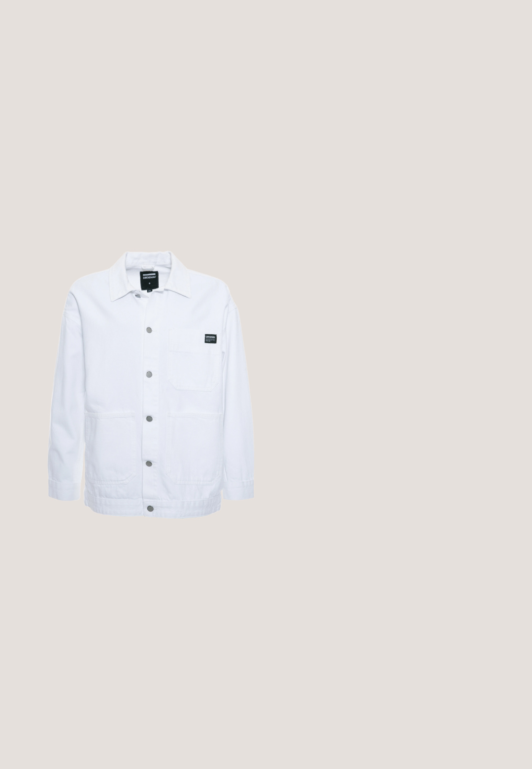 Dr.Denim INA WORKER  - Veste légère - white; T-shirt blanc uni à manches courtes, col rond, coupe régulière, avec une petite étiquette à l’intérieur du col indiquant "SELECTED FEMME."; Jeans en denim bleu clair à coupe droite, avec cinq poches et des éléments en métal de couleur cuivrée. Le tissu présente une légère décoloration et une texture douce.; Baskets blanches en cuir avec une texture lisse, bout rond et semelles en caoutchouc plates. Présentent des lacets et un design minimaliste sans motifs.; Sac fourre-tout en toile beige avec deux paires de poignées, design simple, et marquage discret en relief "SAMSOE SAMSOE" sur le devant.; Next REGULAR FIT - Ceinture - chocolate brown