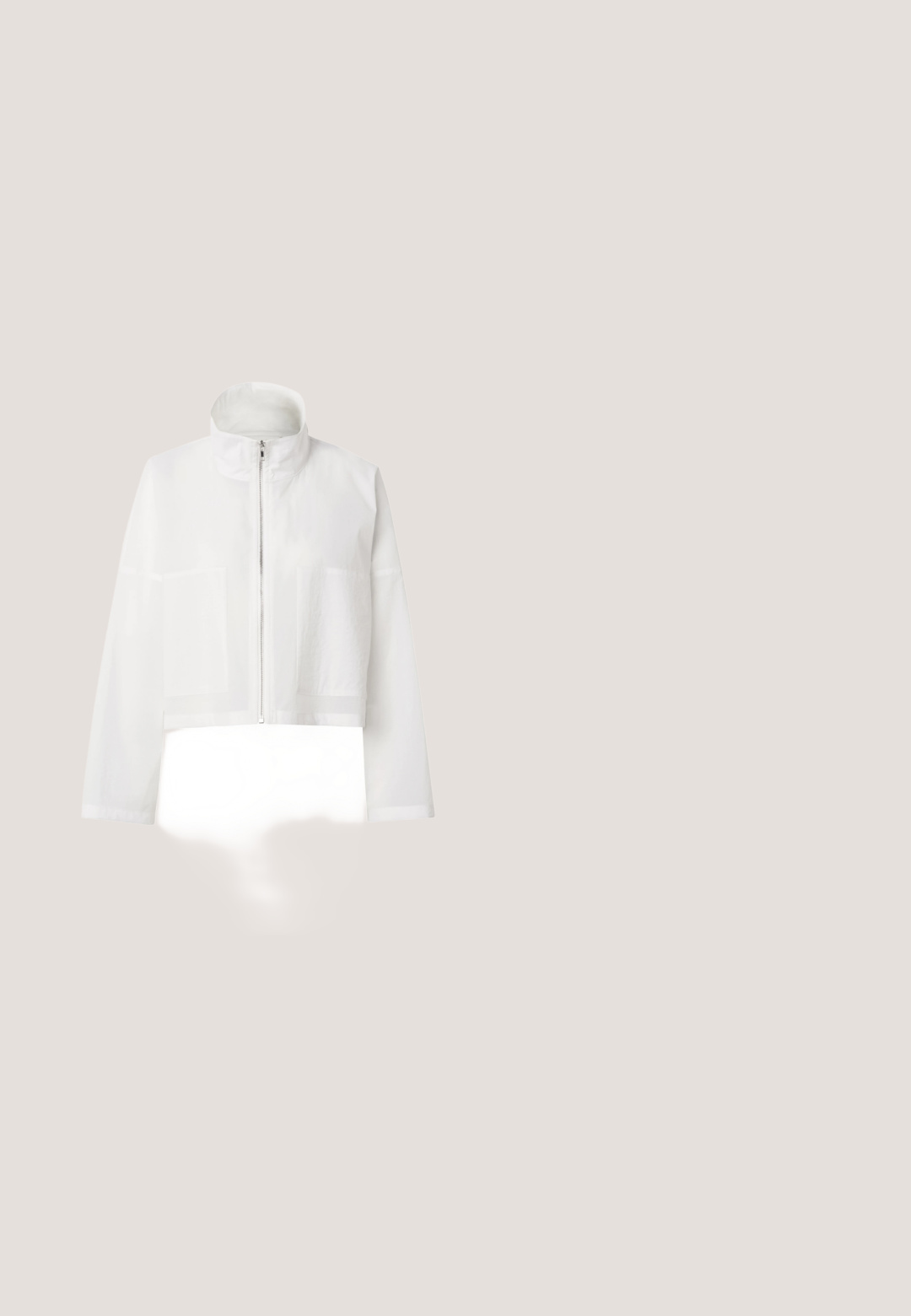 Hvid cropped jakke med lange ærmer, høj krave, lynlås foran og to store forlommer, vist på en ensfarvet baggrund.; Hvid bomulds-T-shirt med korte ærmer og rund hals, med pink "MildHeart" tryk og en stjerneaccent foran.; Lyseblå, knælang nederdel med løs pasform, der har en elastisk talje og justerbare snore. Glat, letvægtsstof.; Sort chunky sneaker med mesh- og lakdetaljer, pyntet med sorte blondeflæser og små hvide perler langs hælen og overdelen.; Vævet pink håndtaske med et rundt håndtag, lavet af struktureret materiale. Har en knaplukning og en lille lynlås lomme på siden.; Guldkæde med sammenflettede led og en poleret hjertecharmpendant med en togglespand. Glat tekstur og skinnende overflade.