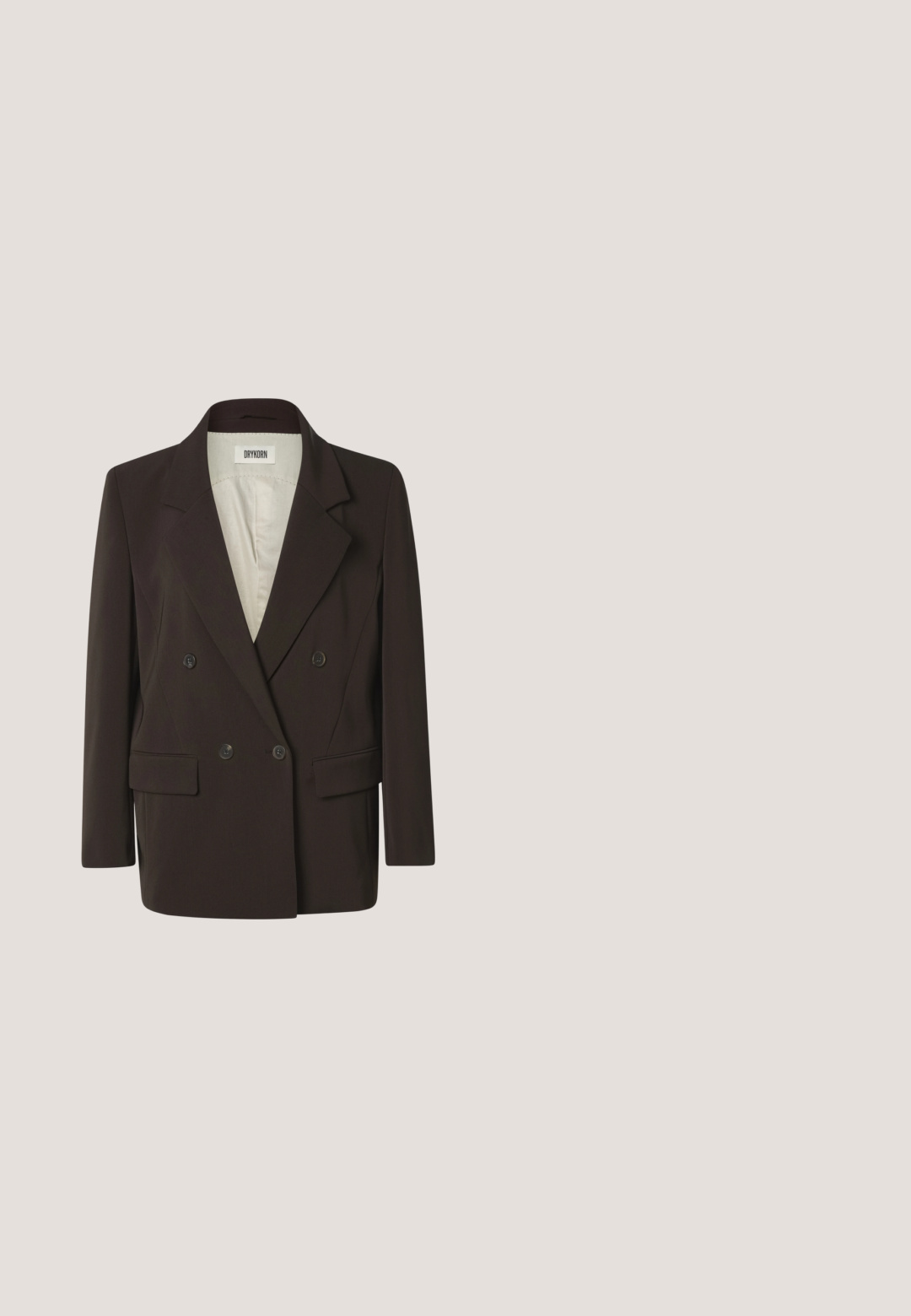 Mørkebrun dobbeltradet blazer med hak revers, to forlommelommer med klap og beige inderforet, mærket Drykorn.; Brun ærmeløs top lavet af blødt stof, med rund halsudskæring og et diskret mærkelogo på den nederste side.; Mørkebrune bukser med vidde ben, højtaljede og med bæltestropper, med et rent frontdesign uden synlige lommer eller knapper.; Herres mørkebrune ruskind slip-on loafer med lav hæl og afrundet firkantet tå, vist i sideprofil på hvid baggrund.; Mørkebrun læder skuldertaske med flettet håndtag og synlige sømdetaljer på forsiden.; Guld halskæde med uregelmæssige teksturerede guldbelægninger og tre dybrøde emaljestjerne-udsmykninger.
