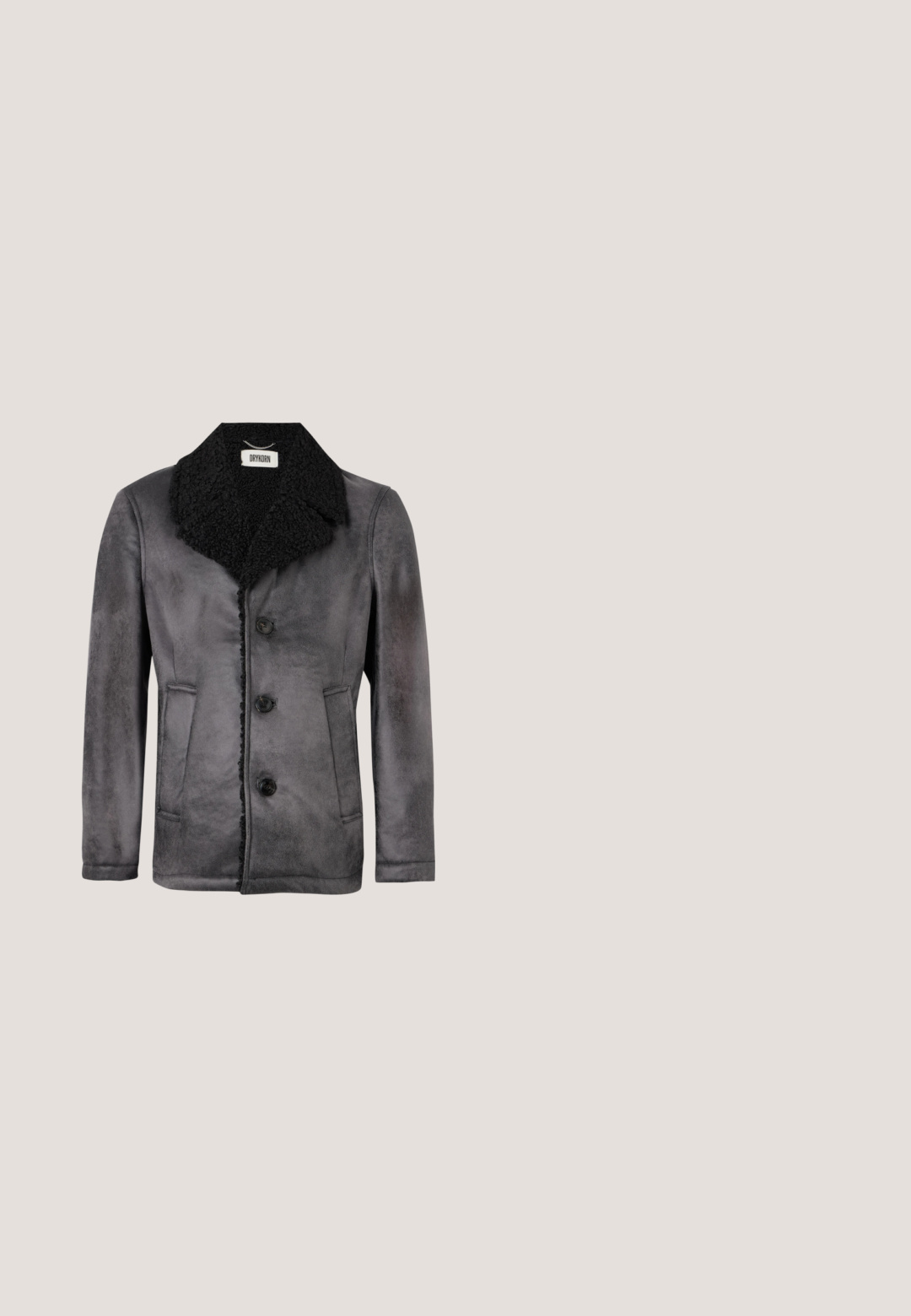 Grå uldfrakke med krave af sort lammeskind, der har fire knapper, to sidelommer og en struktureret overflade. Brandlabel synligt indvendigt.; Beige sweater med sorte striber, strikket tekstur, rund halsudskæring og lange ærmer. Har varierende stribet tykkelse for detaljer.; Sort polo skjorte lavet af glat bomuld, med en klassisk krave og en tre-knaps åbning, med en lille logoaccent på brystet.; Sorte højtaljede lige ben jeans i denim med frontknap, lynlås og fem lomme-design på en hvid baggrund.; Sorte og grå ankelstøvler lavet af tekstureret lærred med polstret krave, rund snude og robust gummisål. 6 metaløjer til snørebånd.; Sort rektangulær skuldertaske i læder med justerbar rem og sølvfarvet lynlås på en ensfarvet lys baggrund.