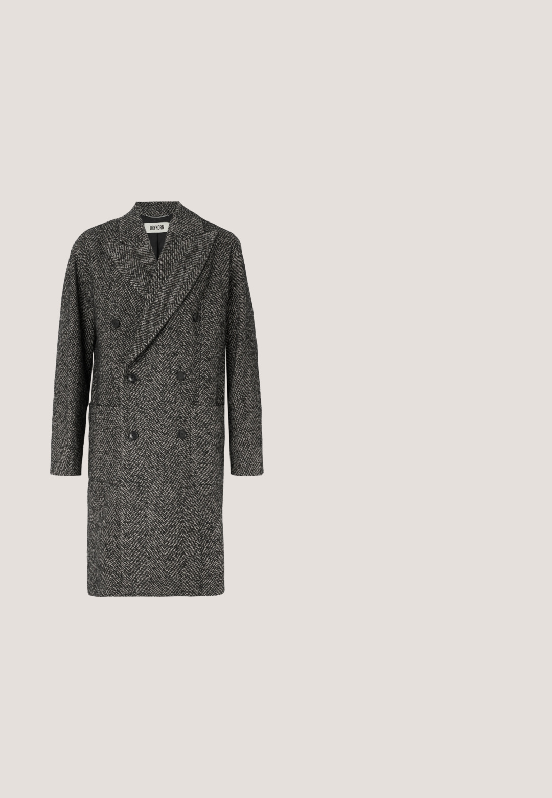 Manteau en laine double bouton noir en gris foncé avec des boutons noirs, des revers crantés et des poches à rabat, présentant un motif herringbone texturé.; Pull à col roulé noir, fabriqué en maille douce, avec des manches longues et une silhouette ajustée. Design simple, sans motifs ni accents visibles.; Chemise bleu clair à manches longues avec col classique et boutons cachés sur le devant, sur un fond uni.; Pantalon noir en tissu texturé, avec fermeture par bouton, deux plis à l'avant et coupe droite.; Bottes basses en cuir noir avec une surface texturée, des panneaux élastiques sur les côtés et une semelle en caoutchouc robuste avec des crampons prononcés.; Malette en cuir noir avec deux poignées supérieures, une bandoulière et une fermeture éclair. Présente une surface texturée et une poche zippée à l'avant.