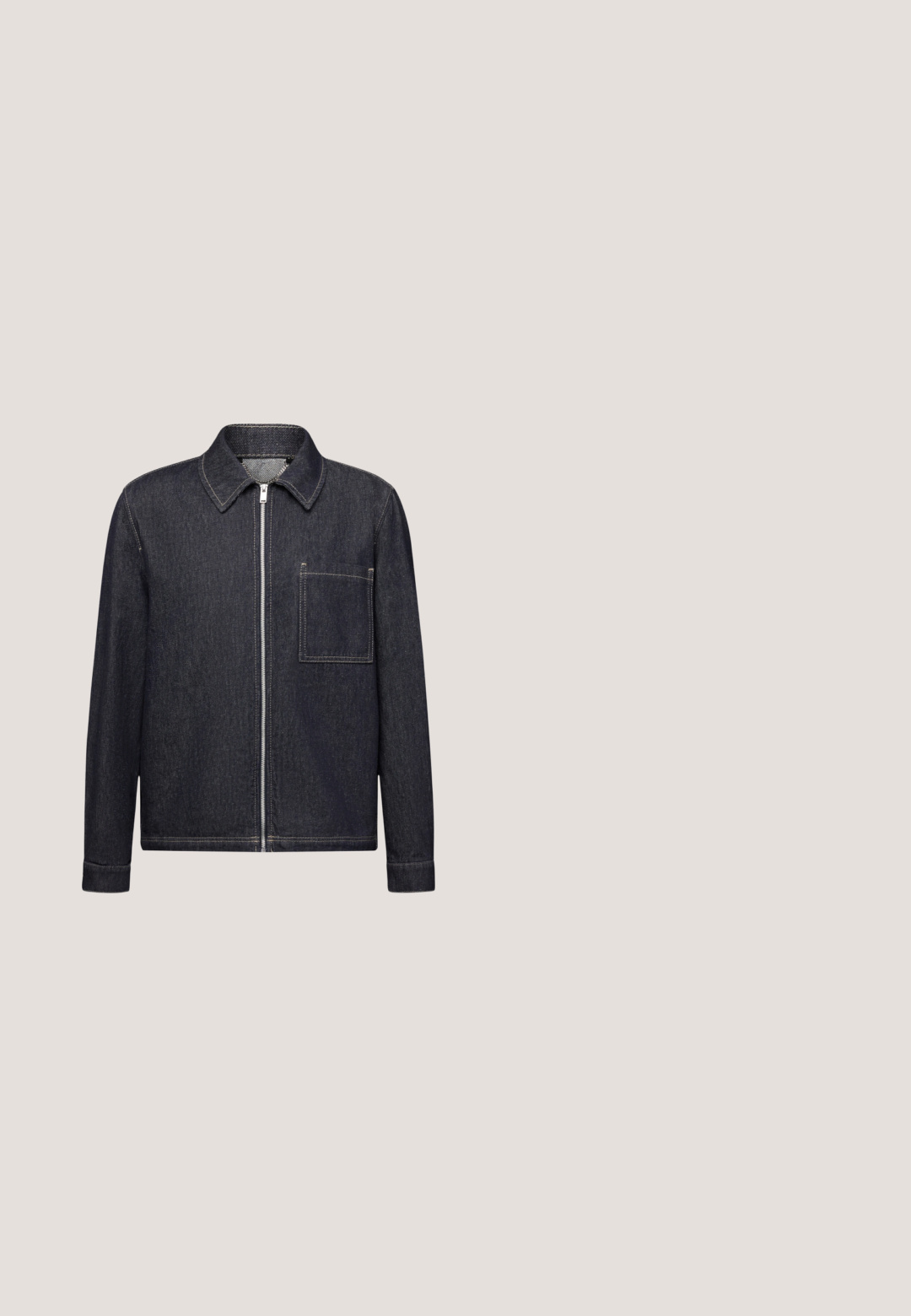 Chaqueta de mezclilla azul oscuro con cierre frontal, mangas largas, cuello y un bolsillo cuadrado en el pecho del lado izquierdo.; Jersey de cuello alto de punto trenzado en beige claro, con puños y dobladillo acanalados. Fabricado con un material suave y texturizado que ofrece un ajuste acogedor.; Tela de algodón blanca con una textura suave, que presenta pliegues y arrugas sutiles, destacando su naturaleza suave y ligera.; Jeans de denim azul oscuro con corte recto, que cuentan con un estilo de cinco bolsillos, costuras visibles y una clásica bragueta de botones.; Botas de tobillo de cuero marrón con punta redonda, ojales metálicos y suela de goma resistente. Incluyen una tira de agarre para facilitar el calzado.; Cinturón de cuero trenzado marrón oscuro con hebilla rectangular de latón, enrollado con costuras detalladas en el lazo de la hebilla sobre un fondo blanco.