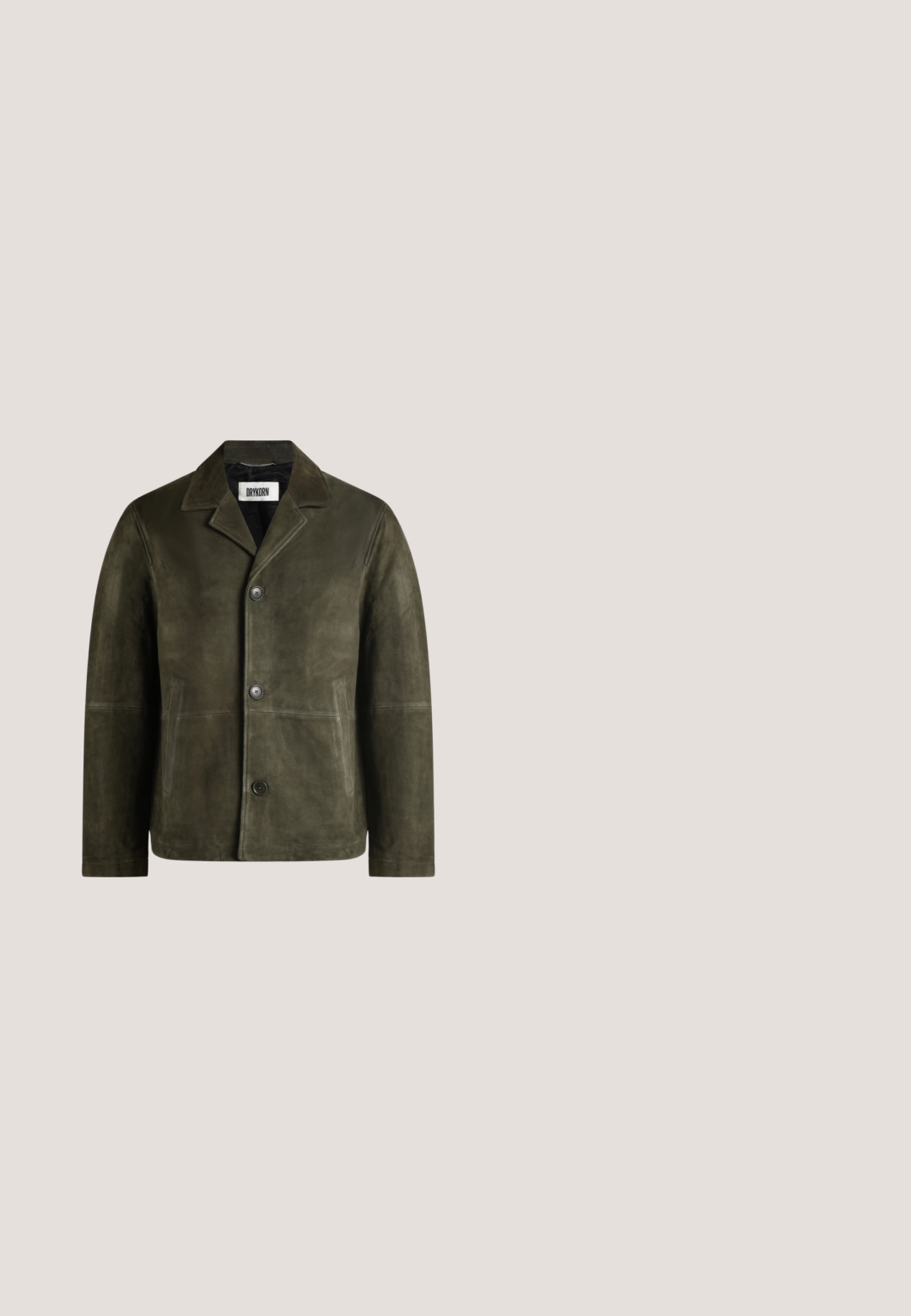 Chaqueta de ante para hombre en verde oscuro con cuello con muesca, tres grandes botones en la parte delantera y dos bolsillos laterales.; Suéter de punto rojo oscuro con cuello alto, que presenta cuatro botones negros en el cuello y textura acanalada en las mangas y el cuerpo.; Camisa de mezclilla gris claro con cuello abotonado, mangas largas, un bolsillo en el pecho y un pequeño logotipo bordado en la parte inferior izquierda.; Pantalones de pana marrón con textura de ribetes verticales, diseño de pierna recta, dos bolsillos laterales y sutiles passantes para cinturón en la cintura.; Botín de ante marrón hasta el tobillo con punta redonda, ojales de metal, diseño de cordones, lengüeta trasera y suela de cuero apilada.; Bolso mensajero de tela marrón oscuro con correa negra ajustable y pequeño logo plateado "BOSS" en la solapa frontal.