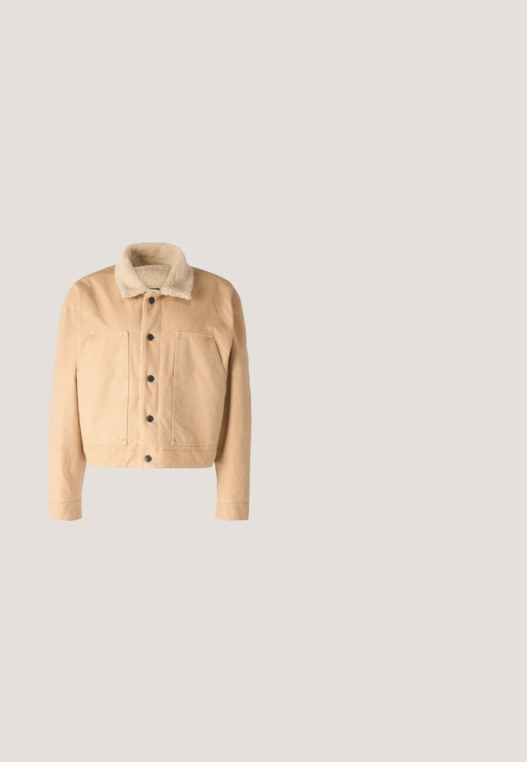 Veste en denim beige avec un col en fausse fourrure doux, des boutons à l'avant et deux grandes poches poitrine. Elle se distingue par sa longueur raccourcie et ses détails brodés.; T-shirt blanc à manches courtes avec un motif floral noir et bleu sarcelle et le texte « Santa Cruz » en rose en bas à droite.; Shorts en denim délavé clair avec une taille haute, de grandes poches plaquées devant, une fermeture par boutons et des accents subtils de tie-dye bleu sur un fond neutre.; Bottines Chelsea en cuir marron avec texture croco, panneaux latéraux élastiques, bout rond, semelle noire robuste et logo sur le talon.; Lunettes de soleil à monture métallique noire avec verres rectangulaires teintés marron et plaquettes nasales réglables sur une surface blanche.; Petite trousse de toilette rectangulaire en cuir marron avec logos MCM noirs, double fermeture éclair dorée et poignée supérieure unique sur fond uni.