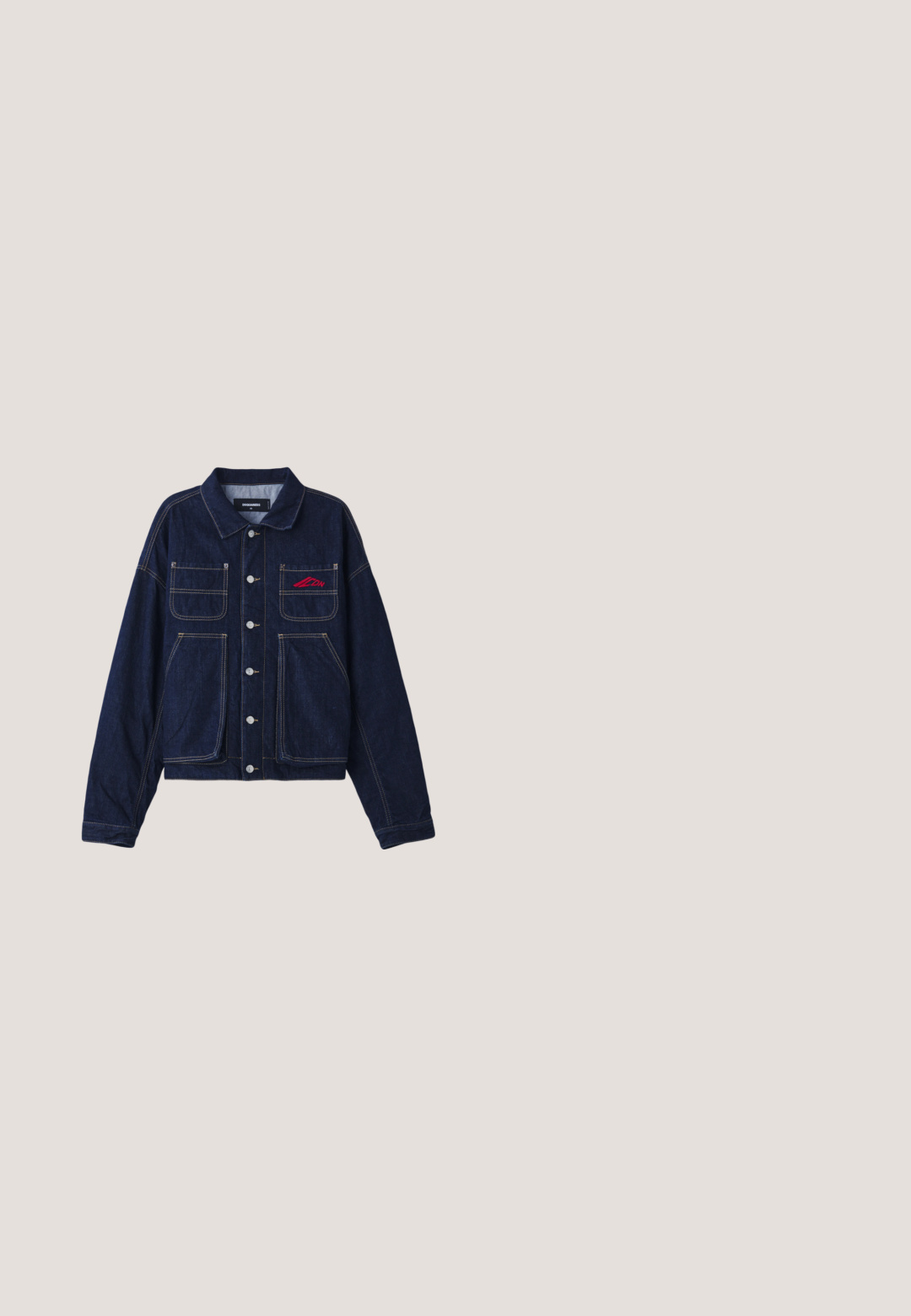 Donkerdenim jasje met een kraag, knopen aan de voorkant, twee borstzakken en een geborduurd logo in het rood. Heeft contrasterende gele stiksels.; Zwart sweater met een ronde hals, lange mouwen en een witte geborduurde hartontwerp versierd met prikkeldraad en het woord "LOVE."; Zwart kort shirt met korte mouwen, witte kraag en manchetten, met een groot wit lachend gezicht op de voorkant.; Donkerblauwe wijde jeans met een grote witte cartoonhond graphic op de achterzak. Denimtextuur, traditionele vijf-pocket ontwerp.; Zwarte leren enkellaars met een glad oppervlak, ronde neus en een gouden walvismotief op de hak. Minimalistisch ontwerp.; DSQUARED2 ICON BEAUTY - Toilettas - nero
