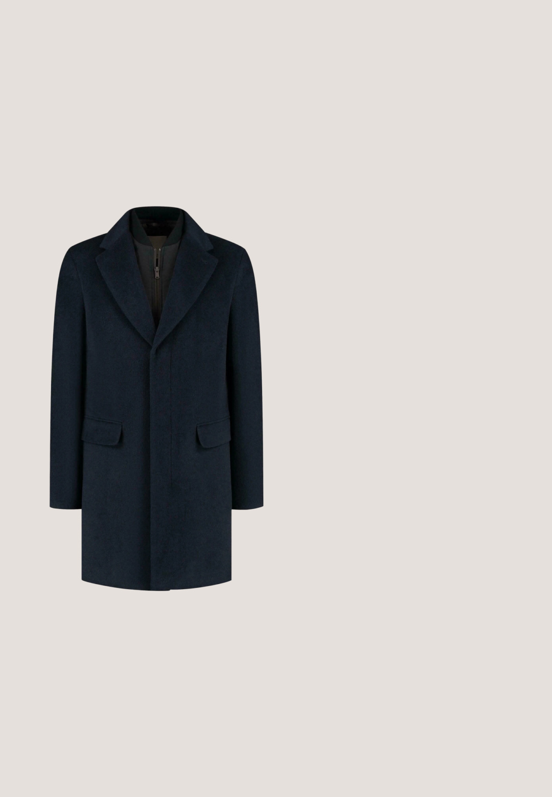 Abrigo de mezcla de lana en color navy con solapa muesca, mangas largas, dos bolsillos frontales y forro interior con cremallera. Textura suave, silueta ajustada.; Suéter de punto azul marino con patrones de cable texturizados, cuello redondo y puños y dobladillo acanalados. Fabricado en un tejido suave y duradero.; Camisa de manga larga azul marino oscura, hecha de tela de algodón, con un cierre de botones en la parte delantera, cuello y botones negros. Diseño simple y sólido sin patrones.; Pantalones para hombre azul marino con cierre de botón, trabillas para cinturón, bolsillos laterales y cordón delantero sobre un fondo blanco liso.; Botas de tobillo de ante en azul marino oscuro con punta redonda, cierre con cordones y suela de goma marrón. Presenta un diseño cosido y un tirador en la parte trasera.; Cinturón de tela negra tejida con hebilla metálica plateada grabada con "Levi's" y detalles de cuero negro sobre fondo blanco.