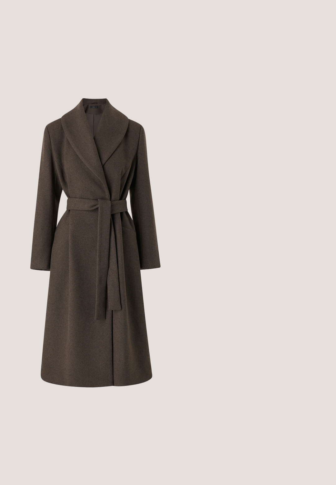 Manteau long en laine marron avec un large col, une taille ceinturée et des manches longues. Présente une texture lisse et un design élégant.; Blouse en satin brun foncé à manches longues, col pointu, et boutons semblables à des perles sur le devant.; Jupe crayon noire en tissu lisse, présentant une coupe ajustée, une longueur mi-mollet et une taille élastique simple.; Pompe à talon aiguille en cuir marron, avec un bout pointu, un design épuré, un talon surélevé et une texture lisse. Apparence minimaliste et moderne.; Sac à main en cuir brun à textura de galets, avec une forme structurée, une poignée supérieure et des accessoires en métal doré. Il présente un fermoir à l'avant et un design minimaliste.; Pendentif avec une pierre brun foncé en forme de goutte et une barre verticale en or incrustée de petites pierres claires sur fond blanc.