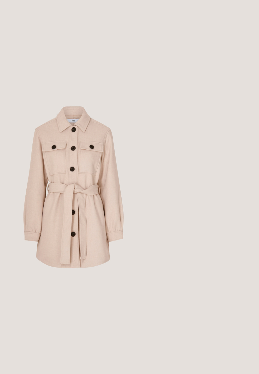 Ellos Collection ELISA - Klassisk frakke - beige; Top med leopardmønster, rund halsudskæring og korte ærmer. Lavet af letvægtsstof, med en afslappet pasform og blød tekstur.; Sort knælængde pencilskørt med lige pasform og lynlås i siden.; Høje hæle sandaler med leopardprint, ankelrem, åben tå og blokhæl. Overdel lavet af tekstureret syntetisk materiale.; Sort tekstureret læderhåndtaske med top-håndtag, klaplukning og guldfarvet spænde på hvid baggrund.; Guld hoop øreringe med et tekstureret design bestående af en serie sammenflettede runde former, som reflekterer lys med en blank finish.
