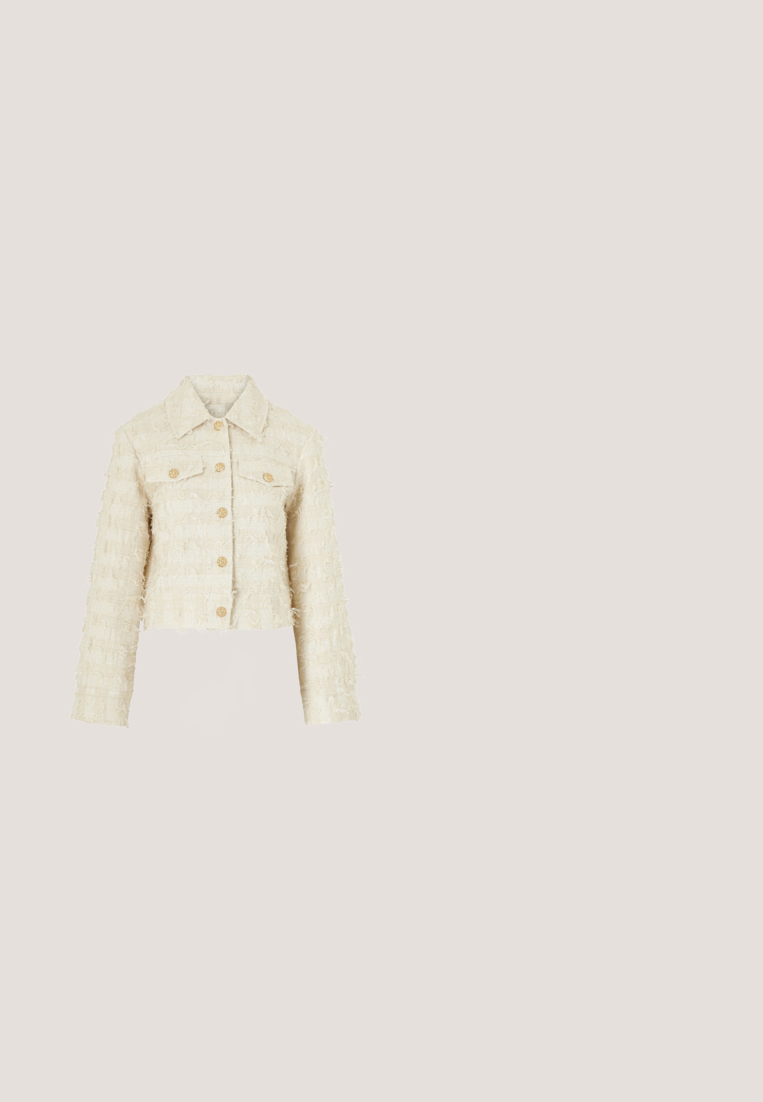 Ellos Collection Let jakke / Sommerjakker - natur; Hvid langærmet kjole med øjenlågsmønster, høj halsudskæring og lagdelt skørt. Har bølget kant og let rynkning i taljen.; Beige ruskinds cowboystøvle med syede mønstre, nitteaccents, trækkebånd, spids tå og chunky træhæle.; Brune skildpadde-solbriller med en overdimensioneret firkantet form. Gradient brune linser. Guldaccenter på stellet. Glat plastoverflade.; Beige ruskind skuldertaske i halvmåneform med frynser langs kanterne, justerbar rem med guldlås og guldfarvede metalbeslag.; Armbånd med to rækker hvide perler, små guldbelagte perler og fem guldbelagte muslingeskal-formede charms, med en guldfarvet karabinlås og justerbar kæde.