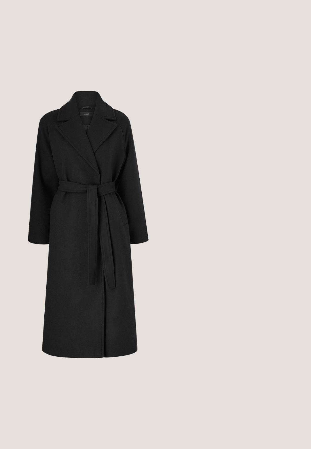 Lang sort uldfrakke med bælte, brede slag og lange ærmer, vist på hvid baggrund.; Sort V-hals sweater lavet af blødt stof, med lange ærmer, ribbet kant og manchetter, i et enkelt og klassisk design.; Sorte skræddersyede bukser med en glat stof, der har frontfolder, lige ben og en mellemhøj talje. Ingen synlig hardware.; Sort læderstøvle til midt på læggen med høje hæle, spids tå og blokhæl, glat finish og sidesyningsdetalje.; Sort tekstureret læderhåndtaske med klaplukning, guldfarvet beslag, kort håndtag og aftagelig skulderrem mod en hvid baggrund.; Sølv kæderekæde med små charms og et delikat linkdesign. Justerbar længde med en sikker lukning.